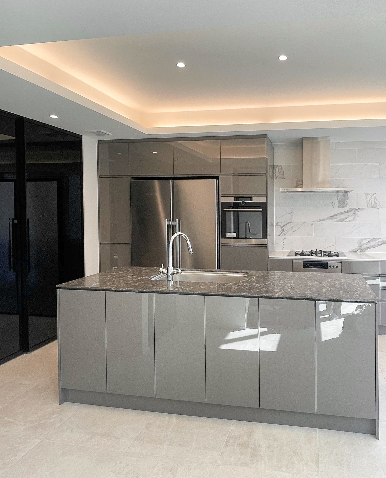 美しい艶感が引き立つモダンキッチン