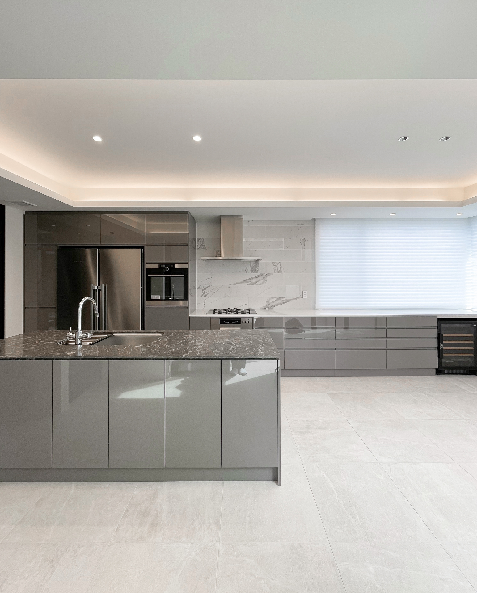 写真:美しい艶感が引き立つモダンキッチン