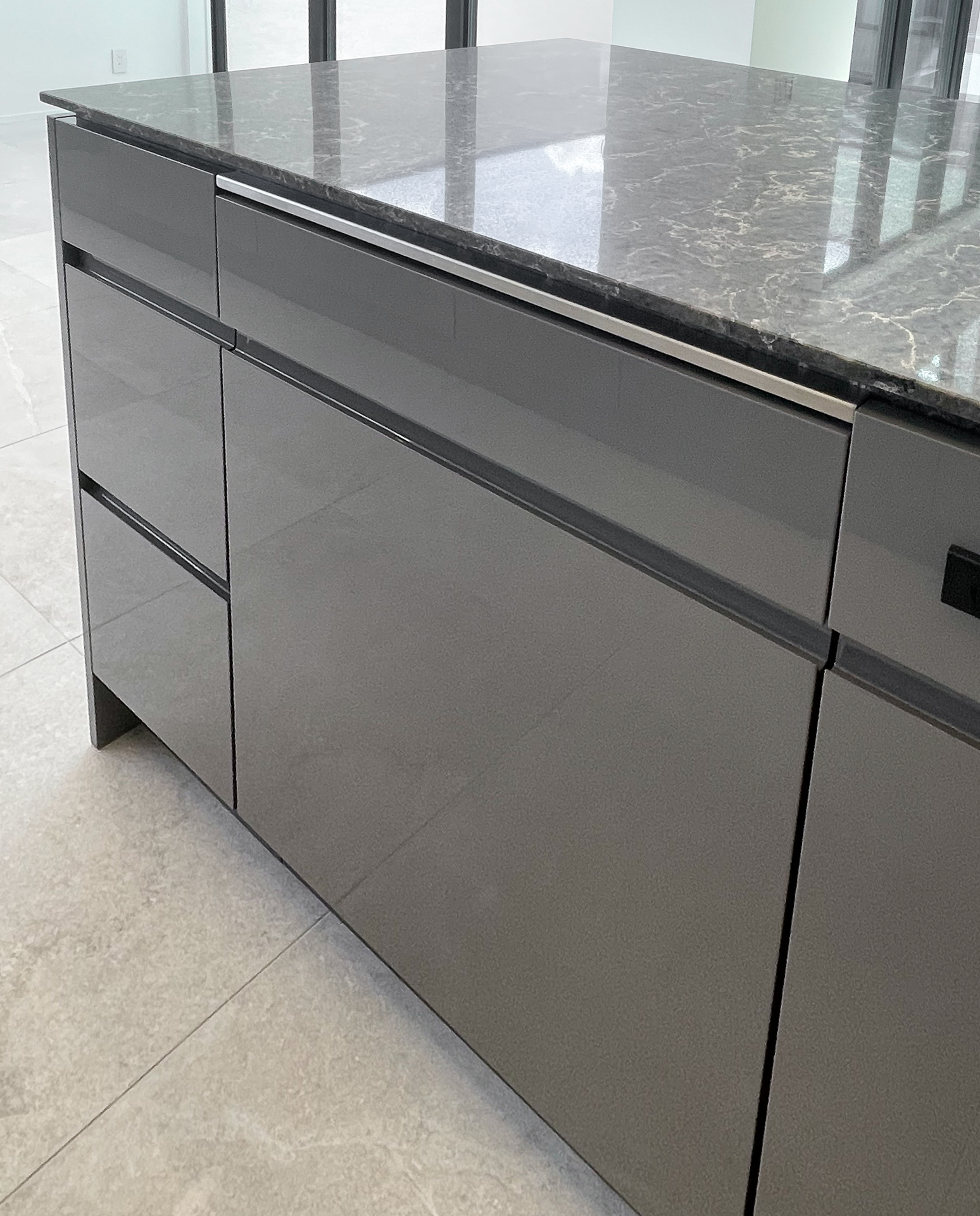 写真:美しい艶感が引き立つモダンキッチン