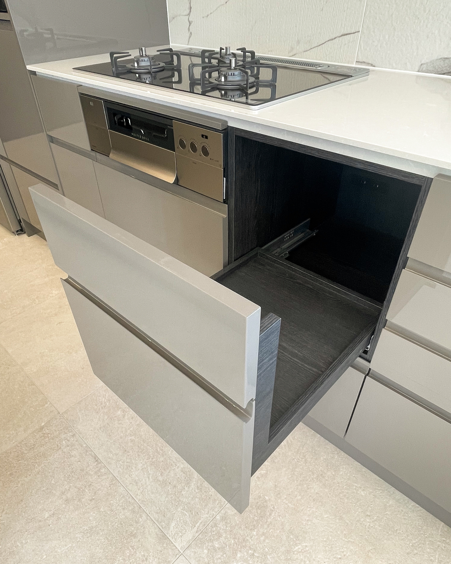 写真:美しい艶感が引き立つモダンキッチン