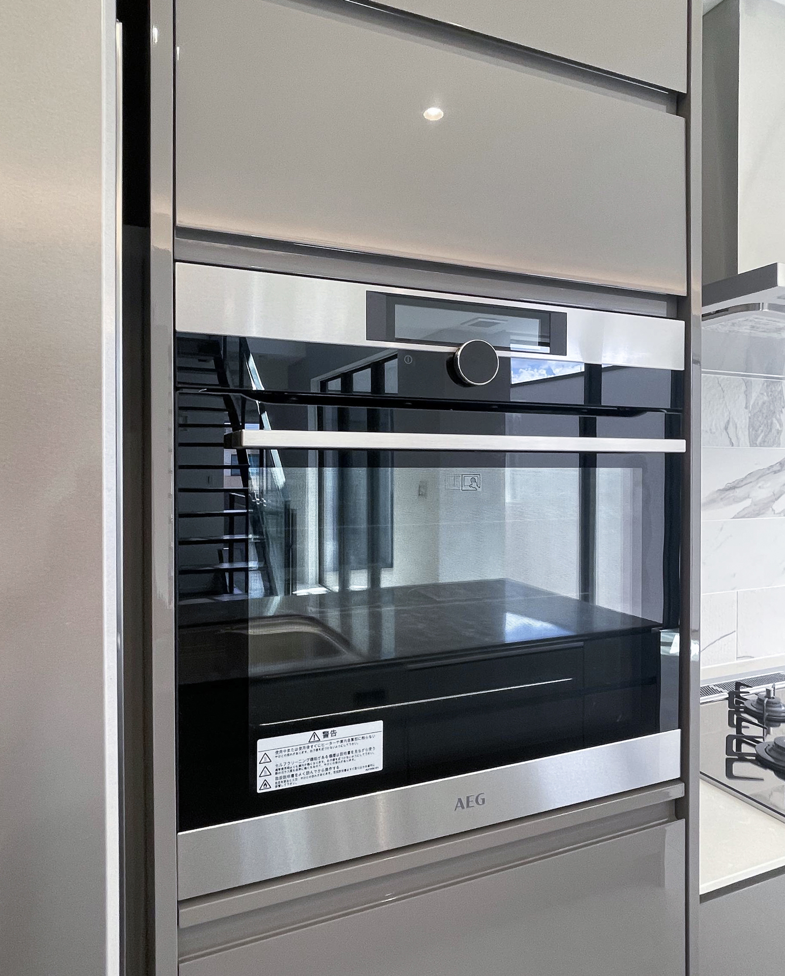 写真:美しい艶感が引き立つモダンキッチン