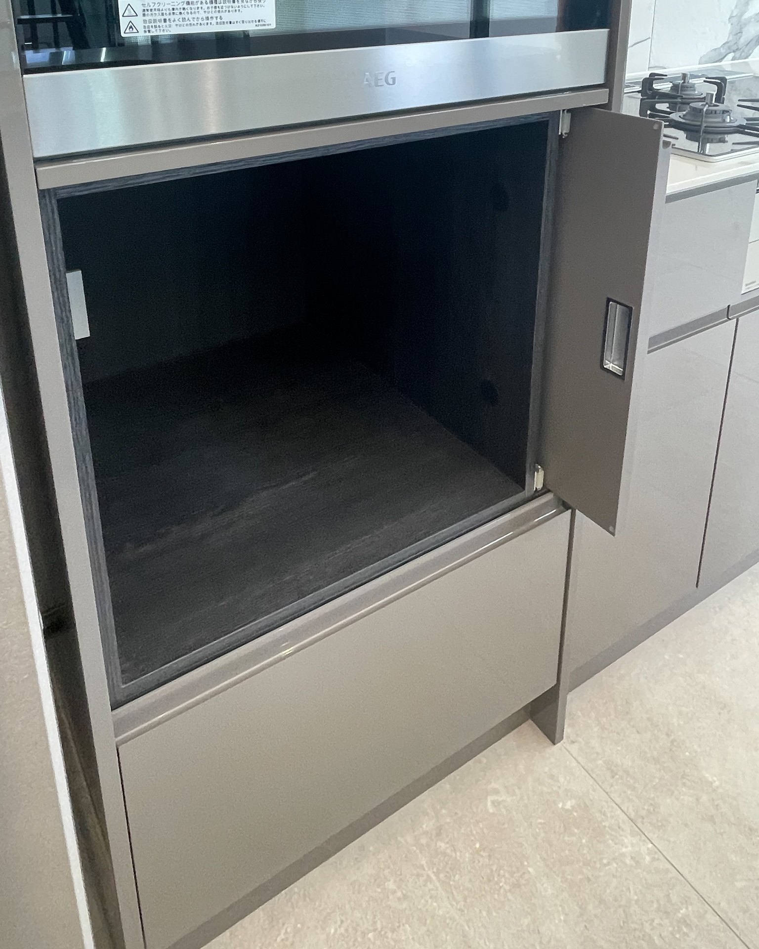 写真:美しい艶感が引き立つモダンキッチン