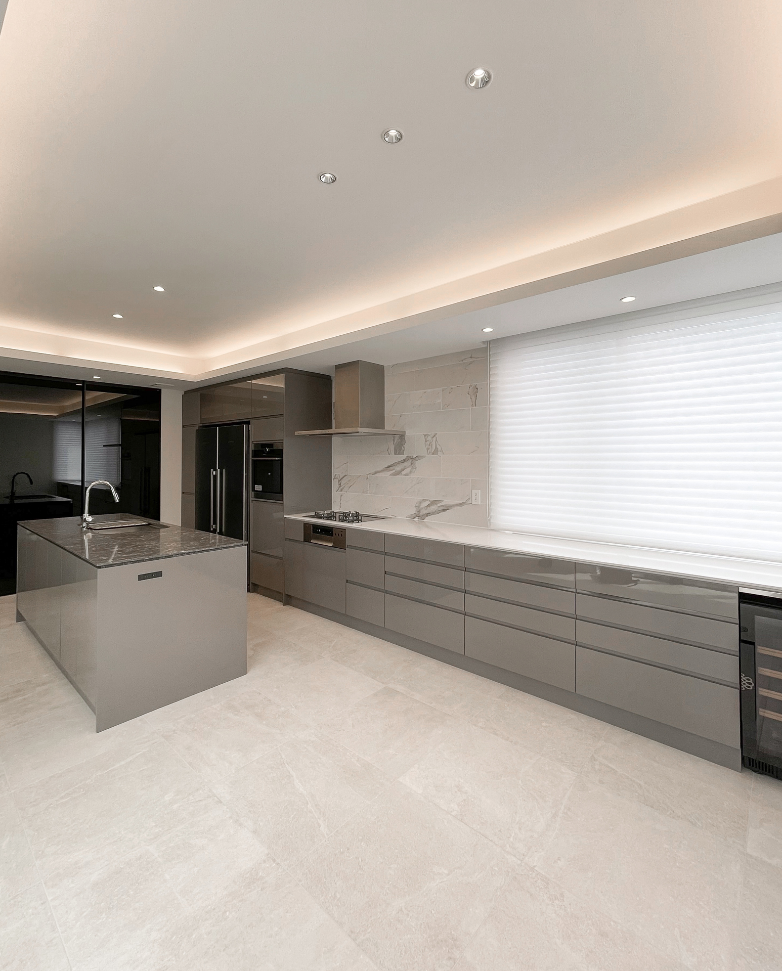 写真:美しい艶感が引き立つモダンキッチン