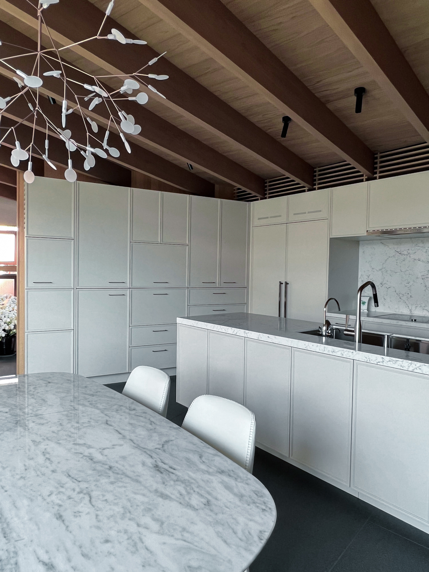 写真:やさしい光に包まれた景色のようなキッチン