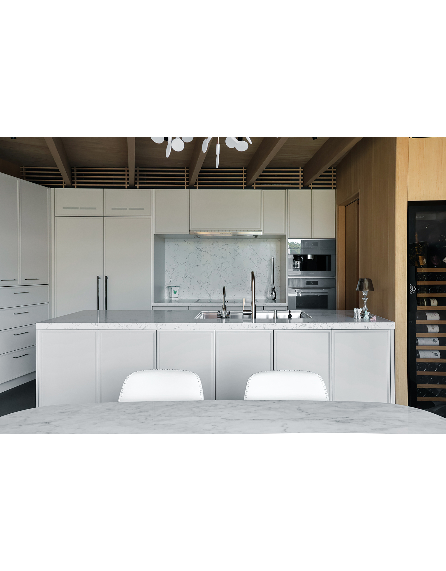 写真:やさしい光に包まれた景色のようなキッチン