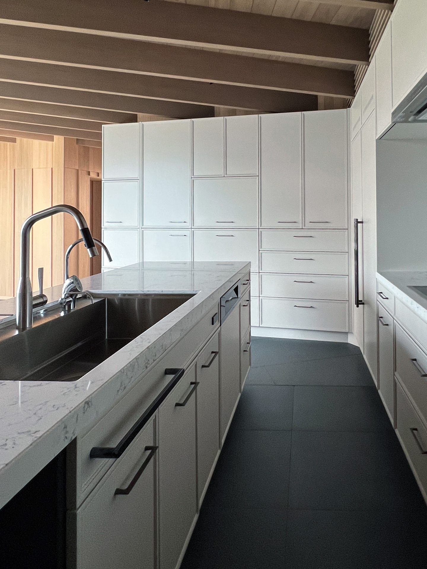 写真:やさしい光に包まれた景色のようなキッチン