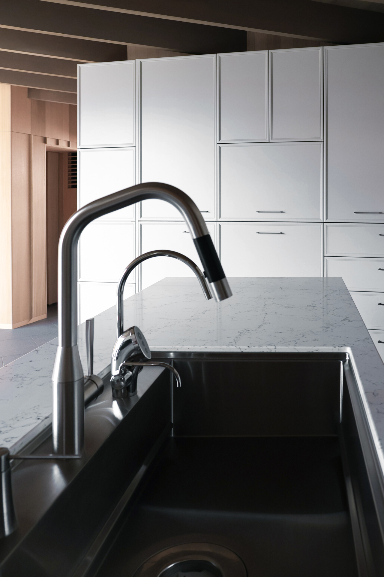 写真:やさしい光に包まれた景色のようなキッチン