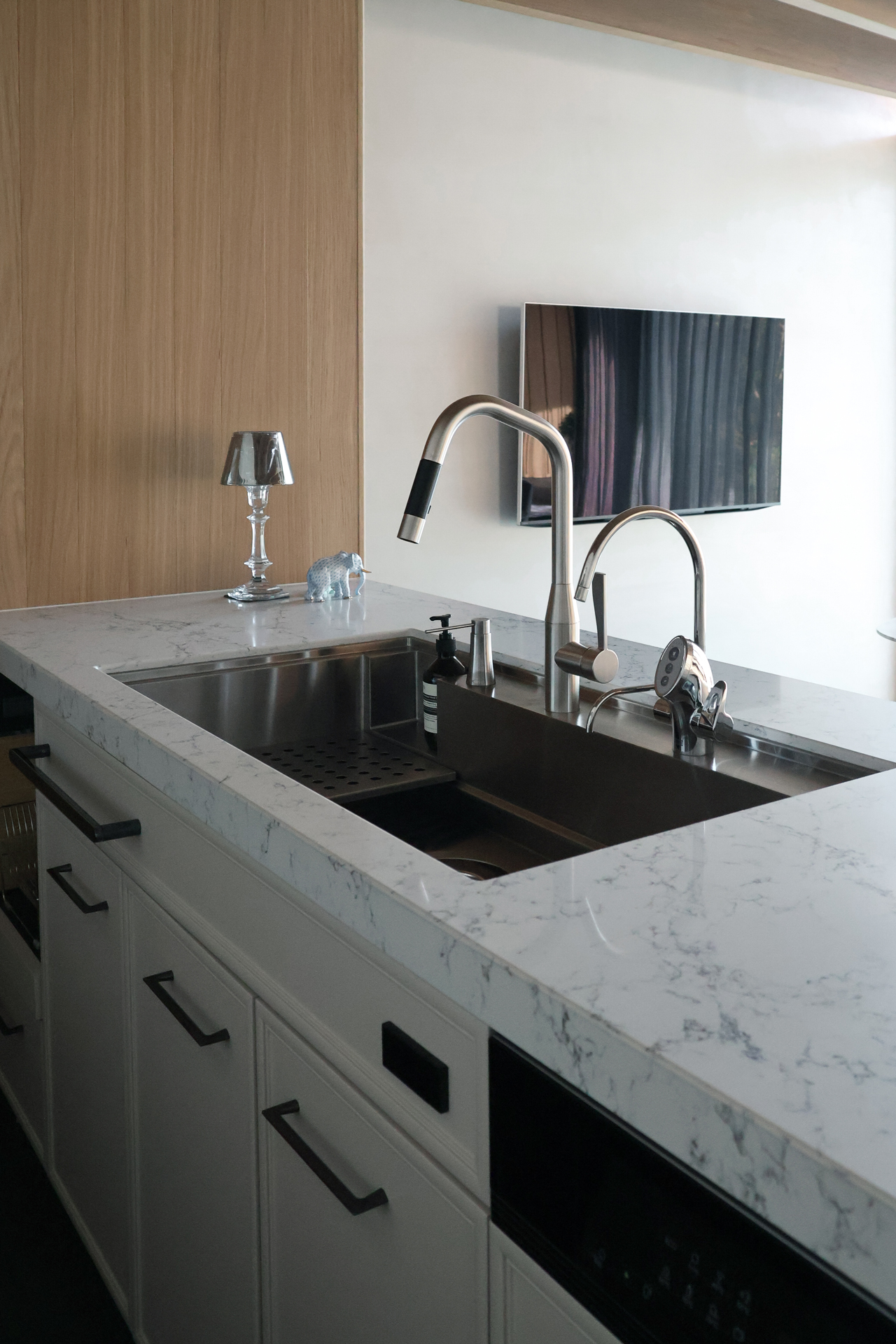 写真:やさしい光に包まれた景色のようなキッチン