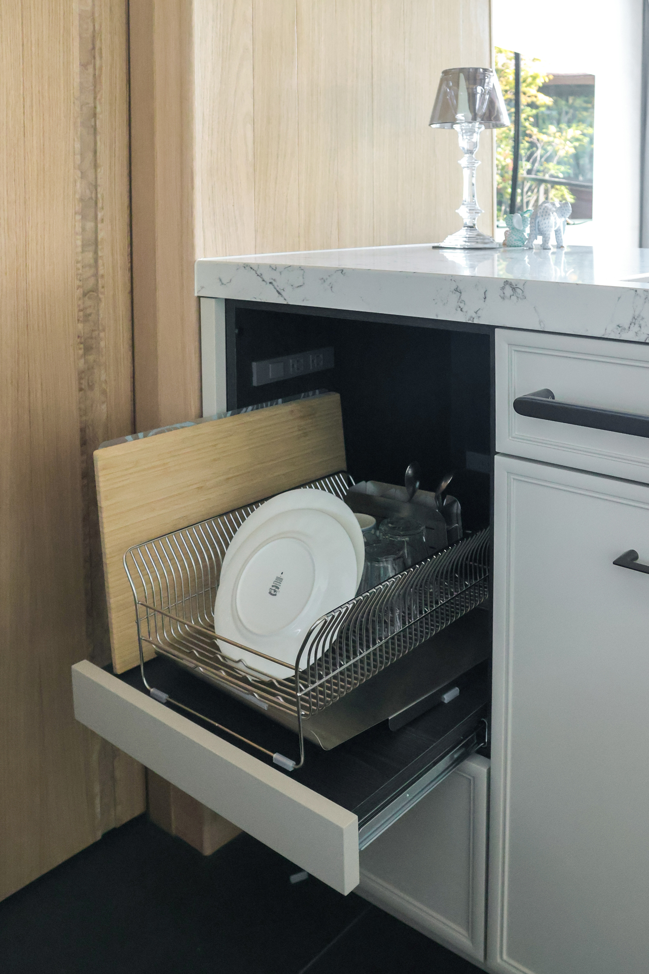 写真:やさしい光に包まれた景色のようなキッチン