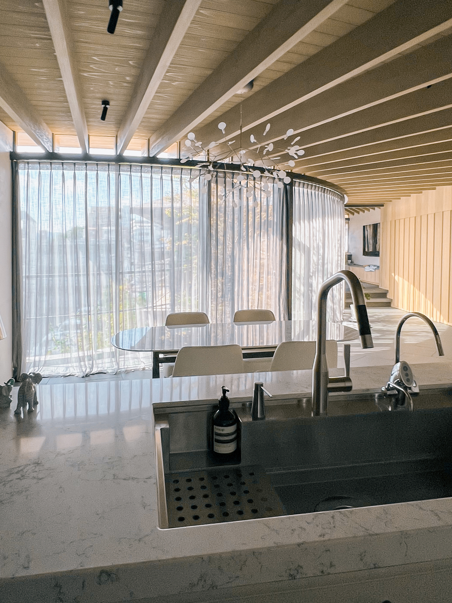 写真:やさしい光に包まれた景色のようなキッチン