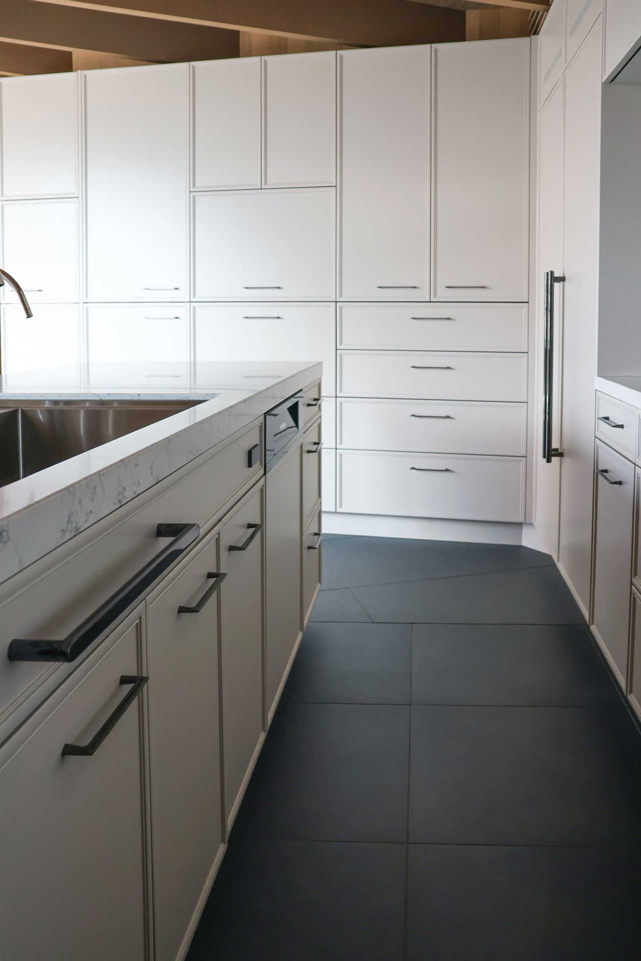 写真:やさしい光に包まれた景色のようなキッチン