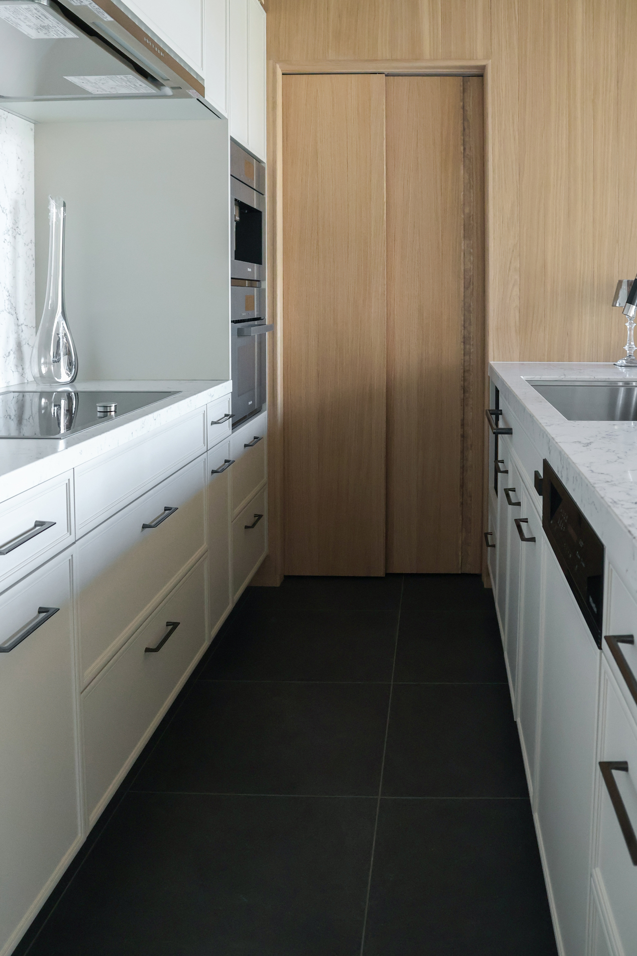 写真:やさしい光に包まれた景色のようなキッチン