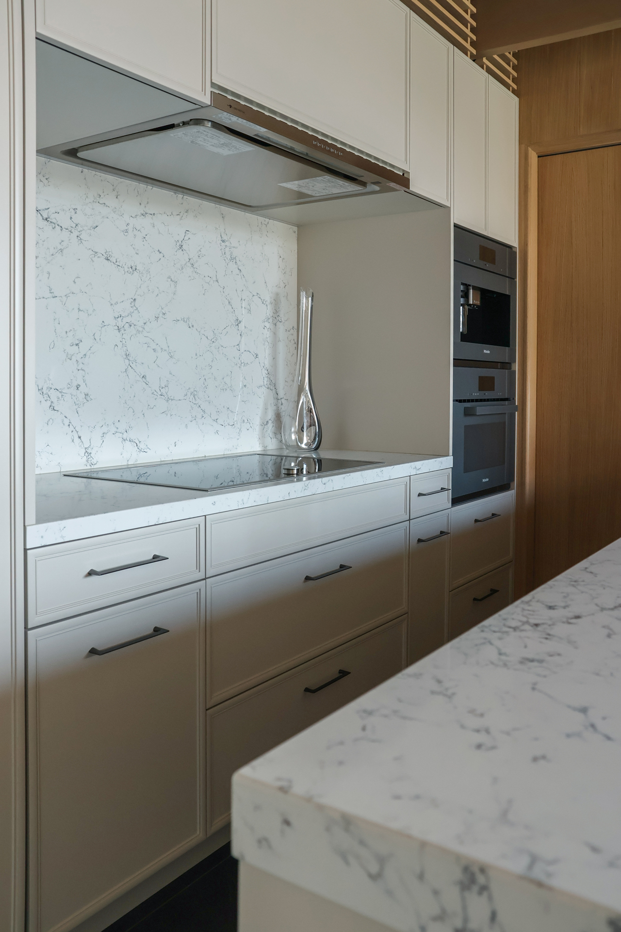 写真:やさしい光に包まれた景色のようなキッチン