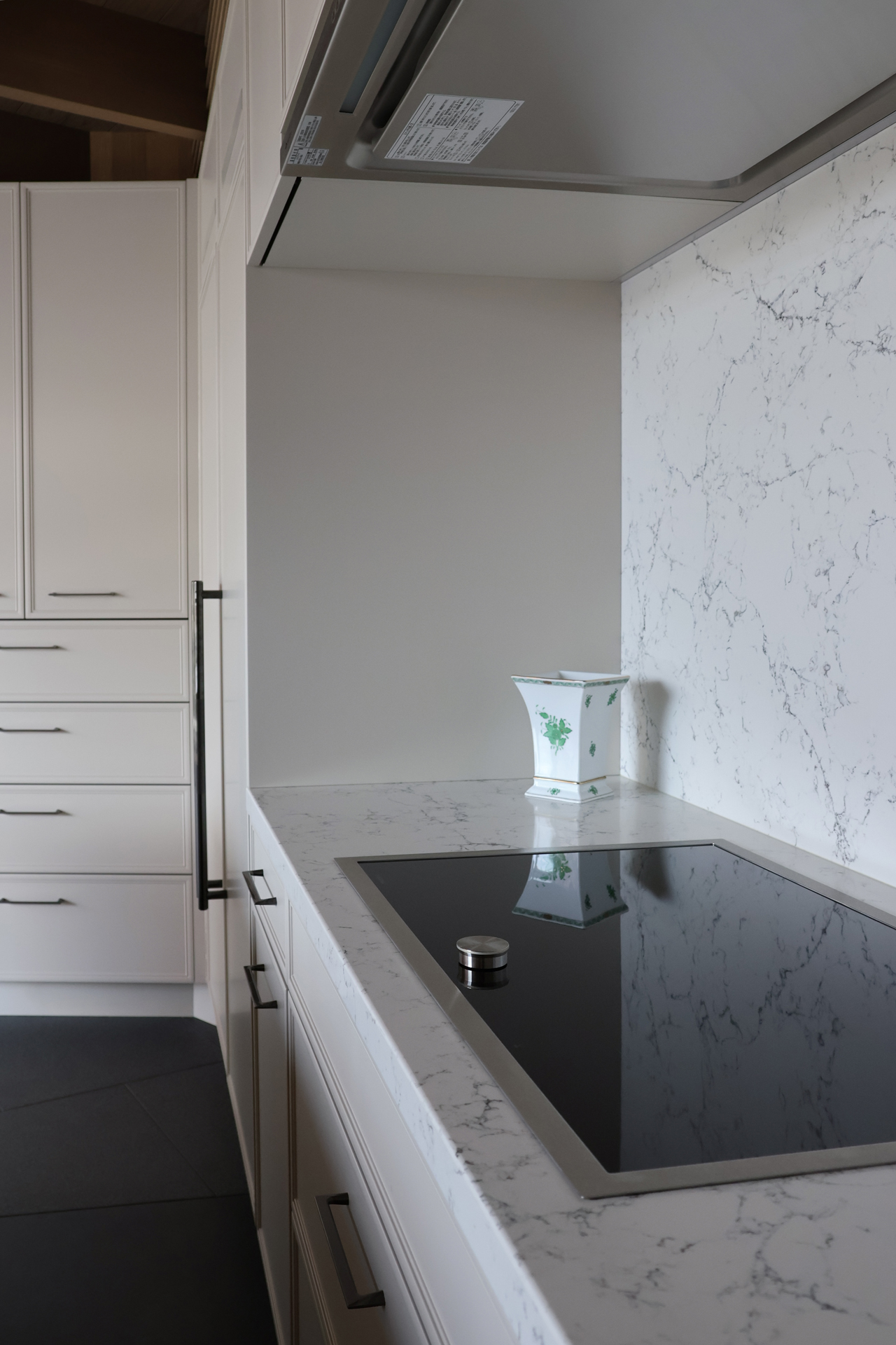 写真:やさしい光に包まれた景色のようなキッチン