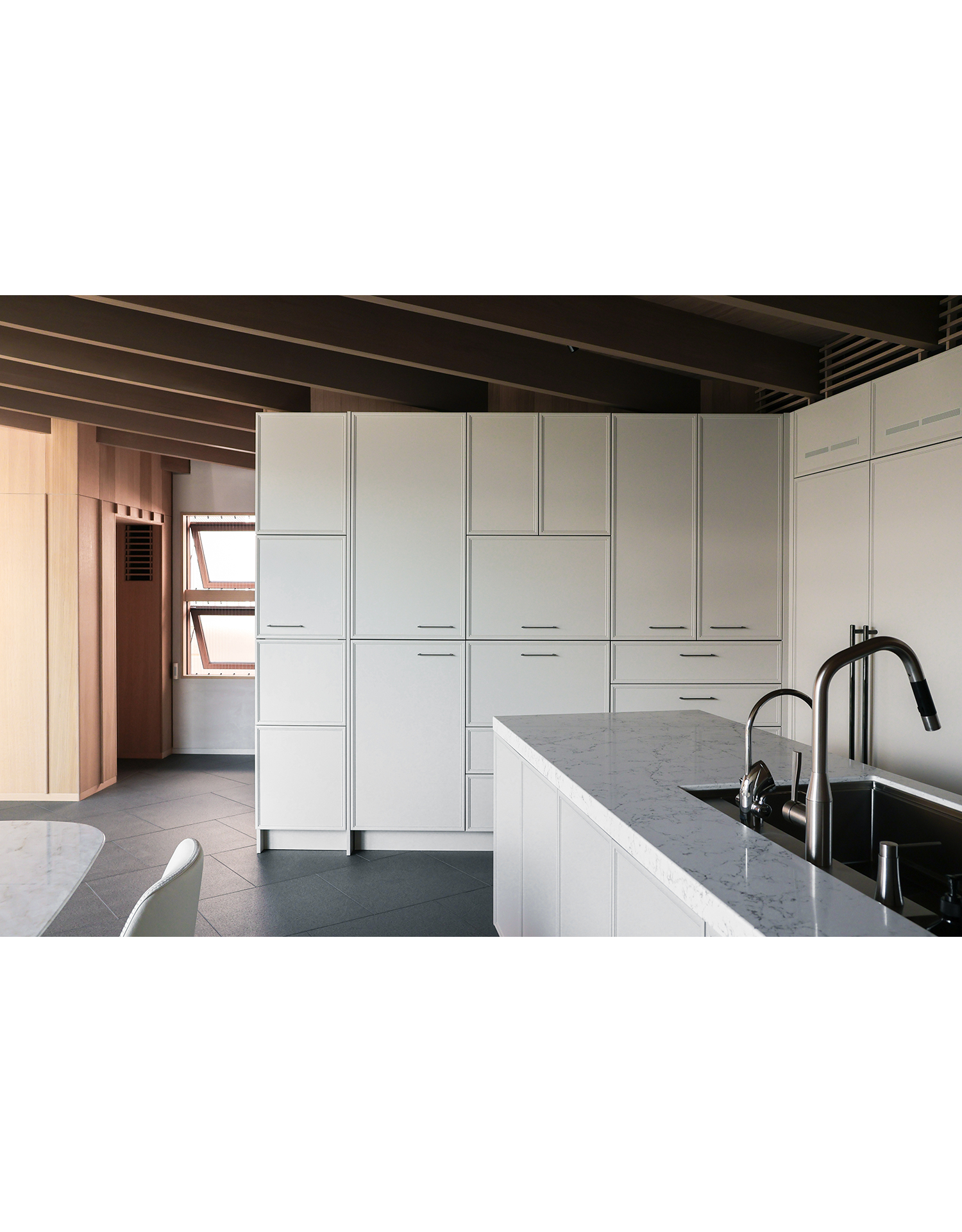 写真:やさしい光に包まれた景色のようなキッチン