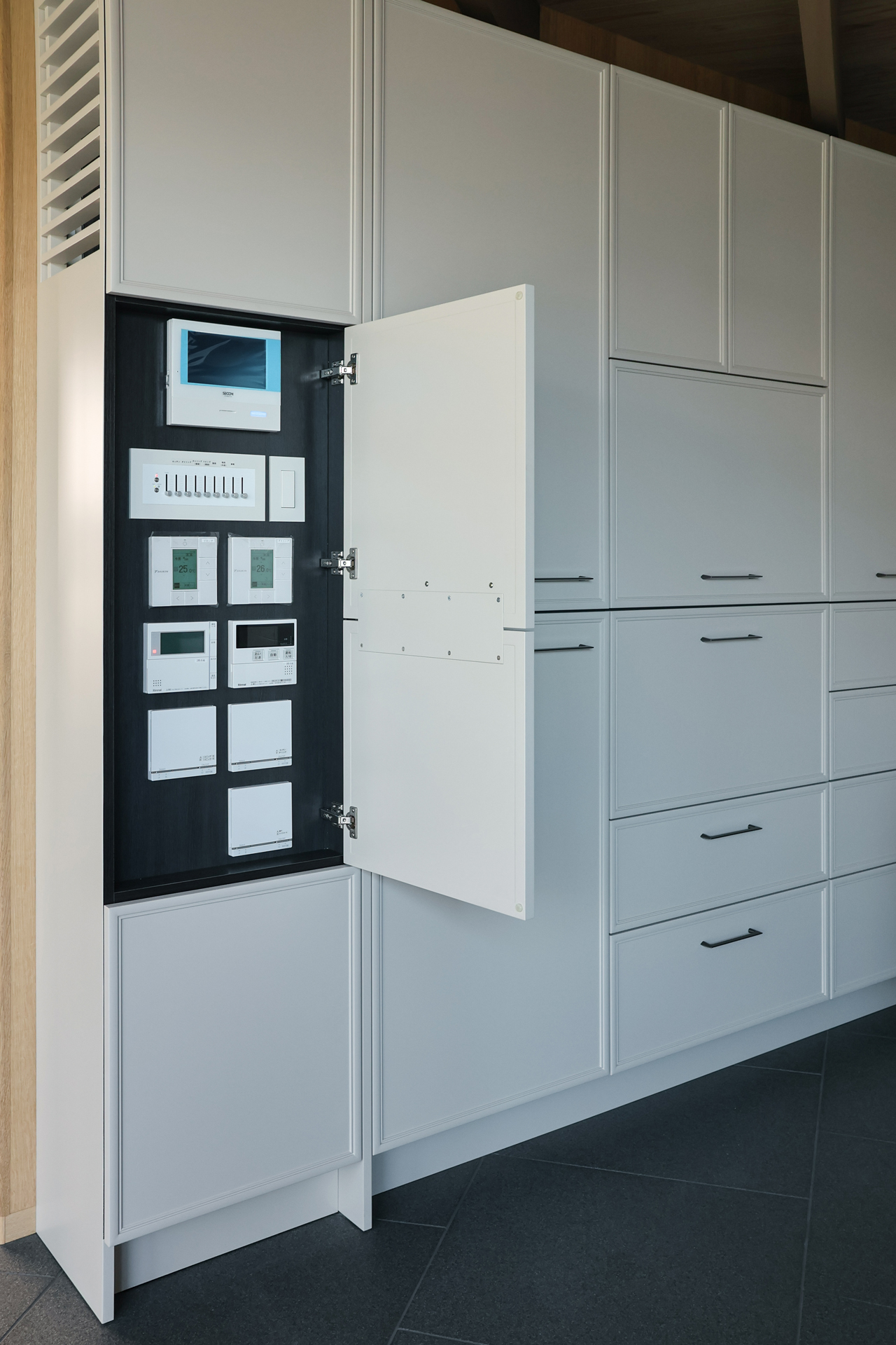 写真:やさしい光に包まれた景色のようなキッチン