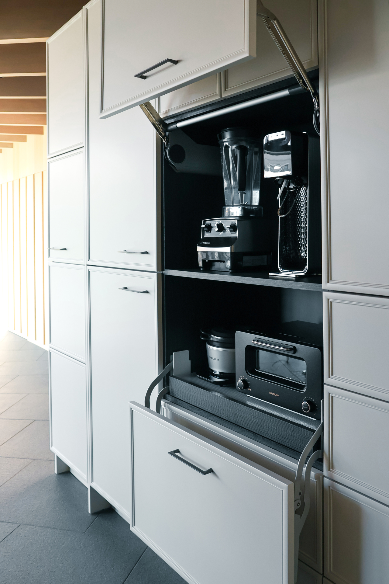 写真:やさしい光に包まれた景色のようなキッチン