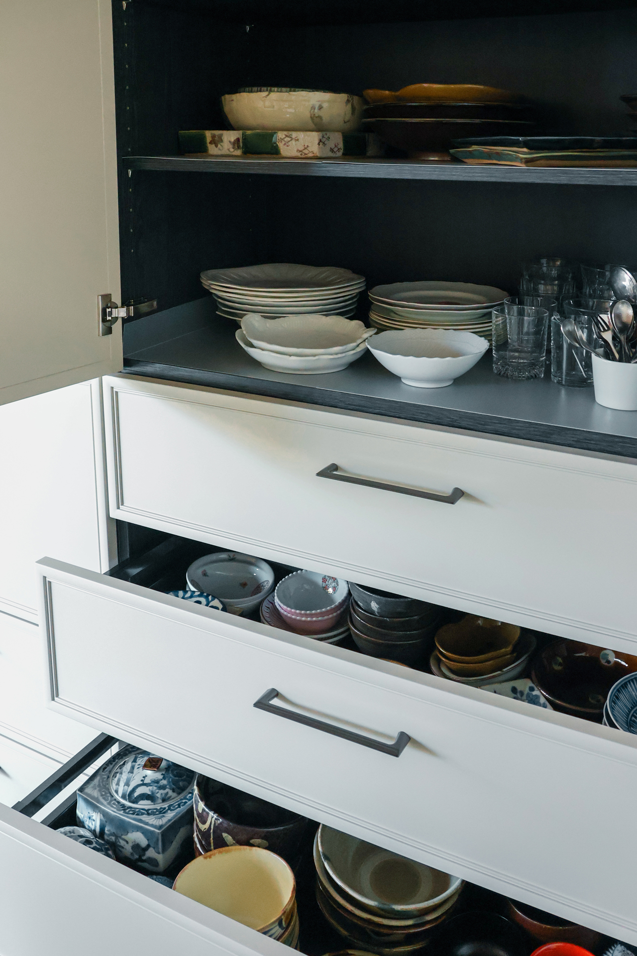 写真:やさしい光に包まれた景色のようなキッチン