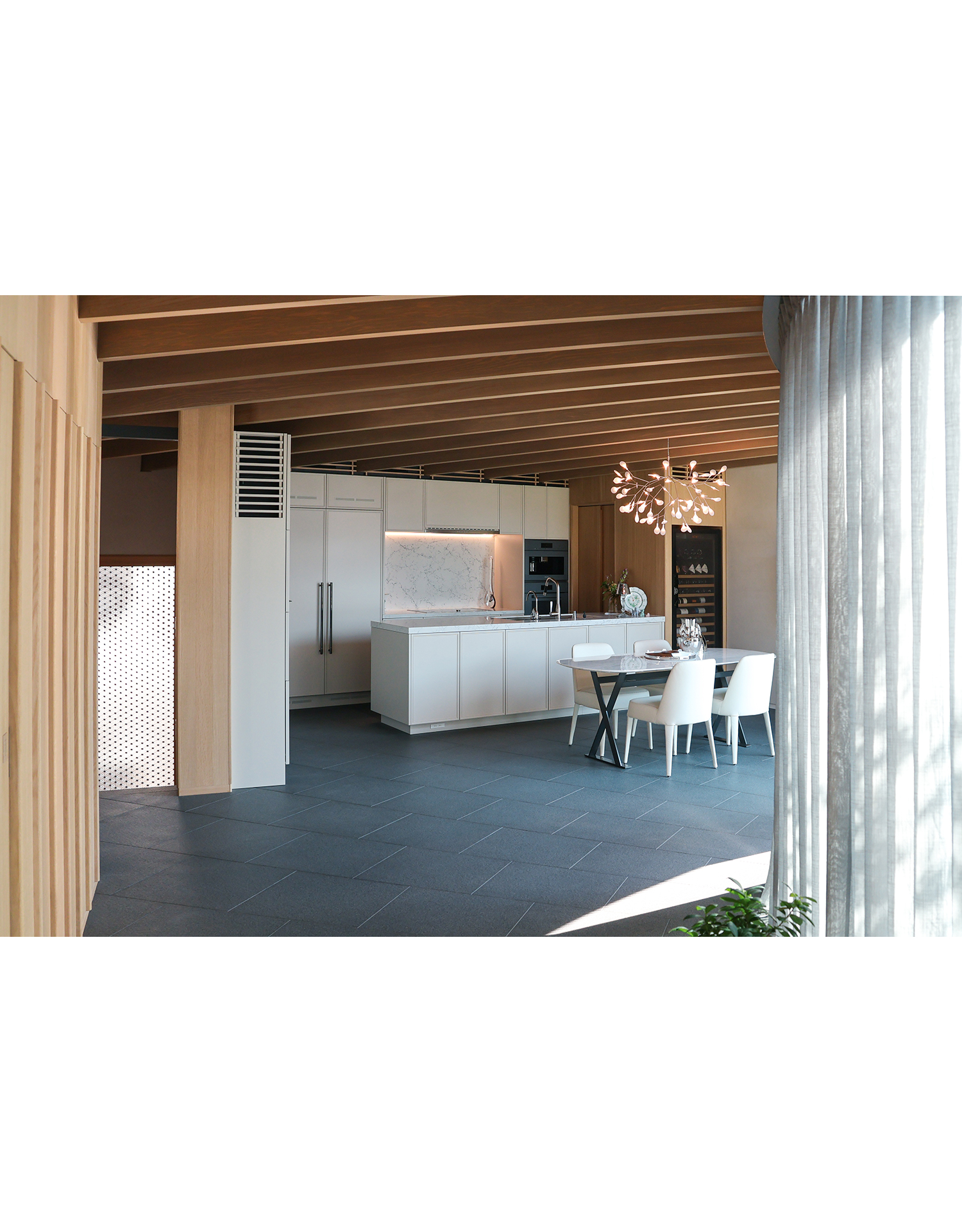 写真:やさしい光に包まれた景色のようなキッチン