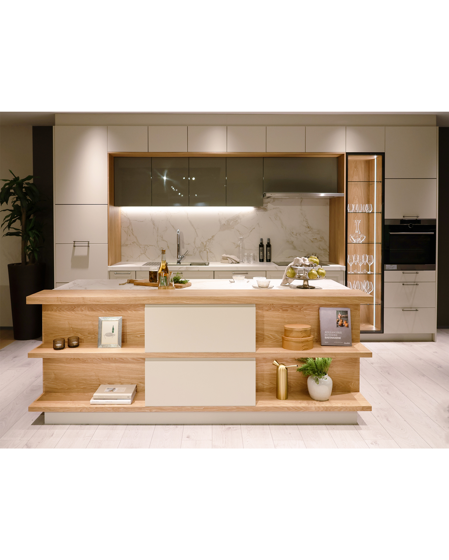 写真:お気に入りに囲まれるナチュラルキッチン