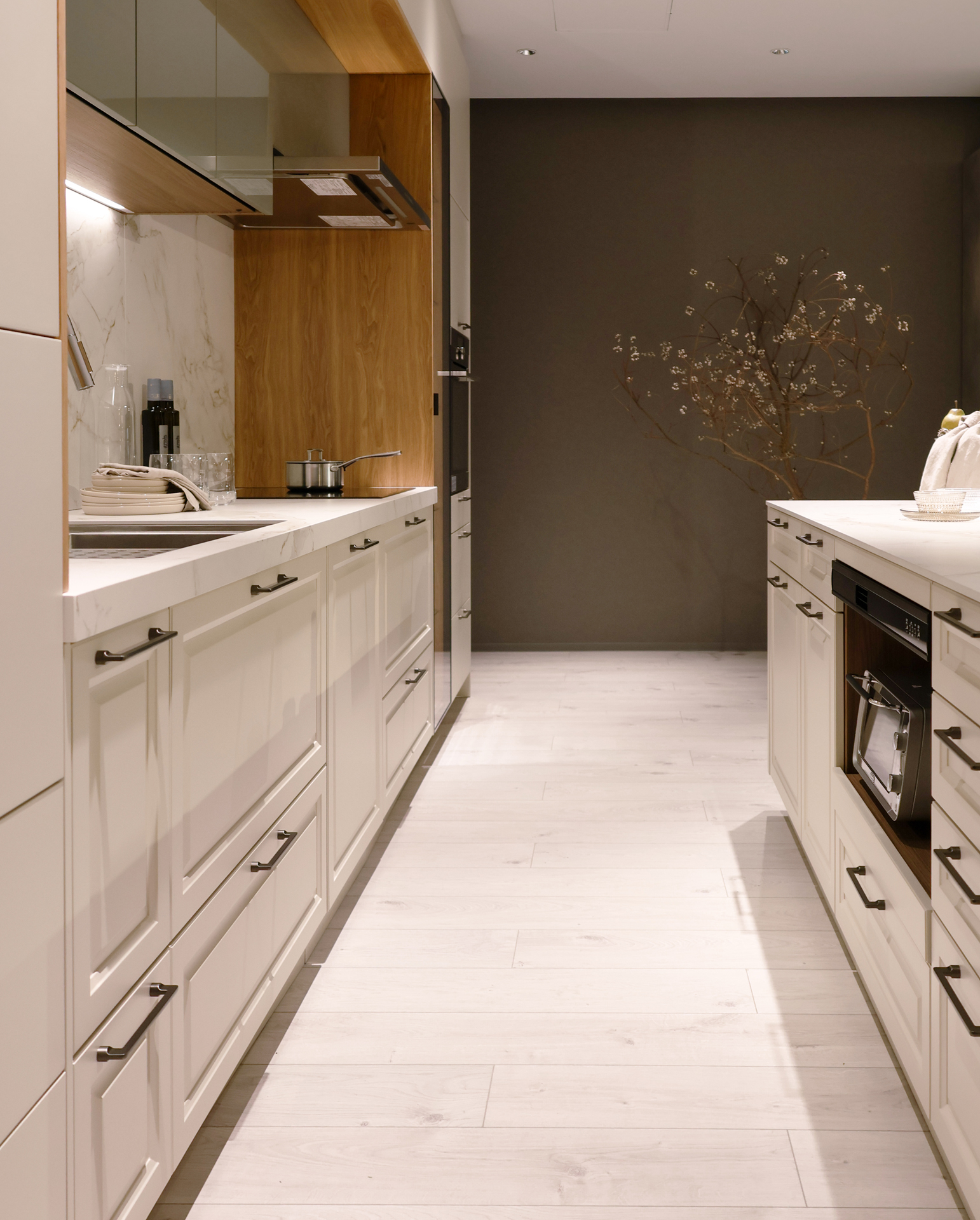 写真:お気に入りに囲まれるナチュラルキッチン