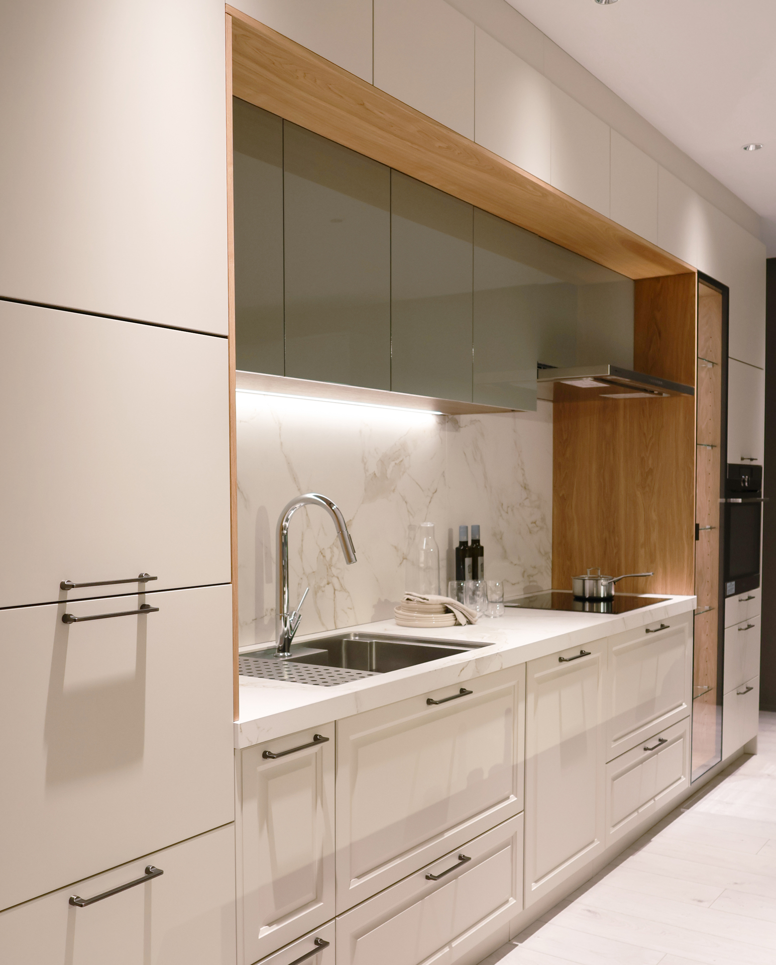 写真:お気に入りに囲まれるナチュラルキッチン