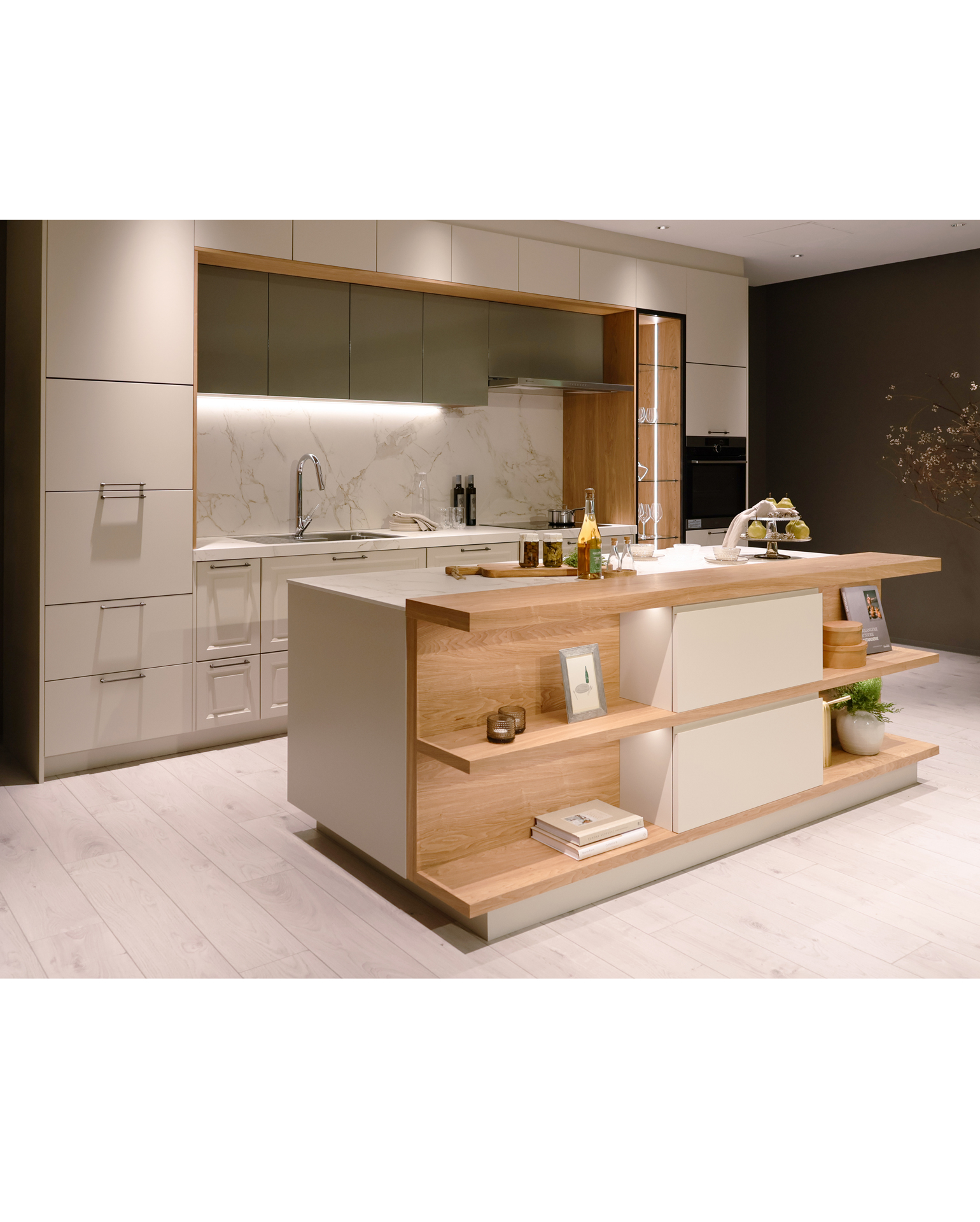 写真:お気に入りに囲まれるナチュラルキッチン