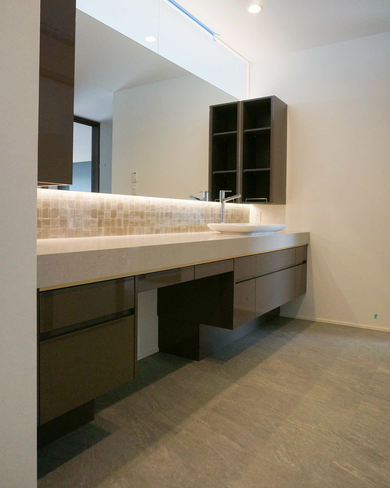 ラグジュアリーでシックなパウダールーム