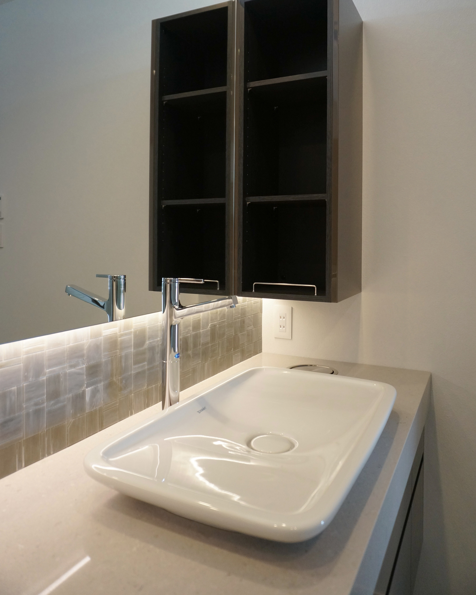 写真:ラグジュアリーでシックなパウダールーム