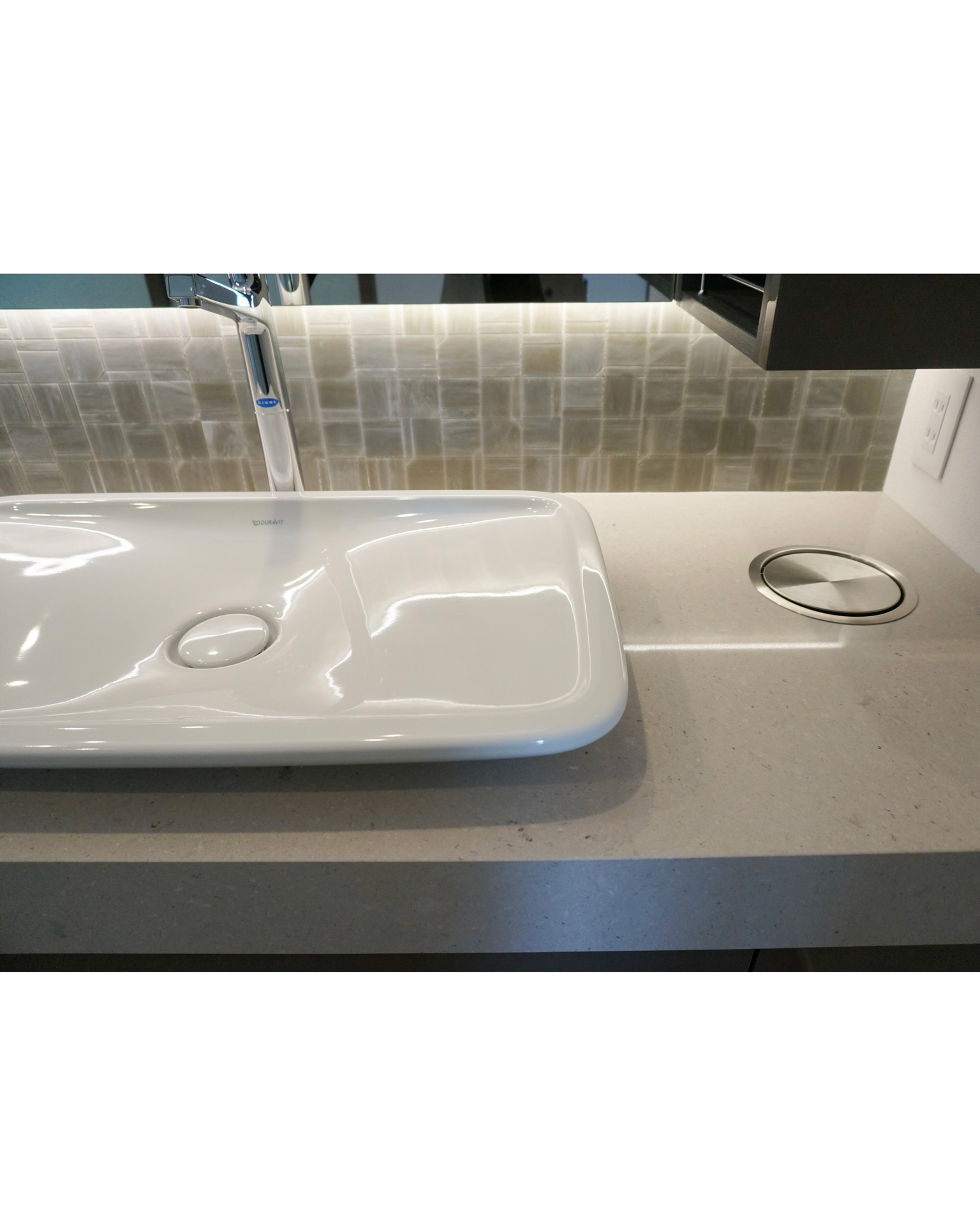 写真:ラグジュアリーでシックなパウダールーム