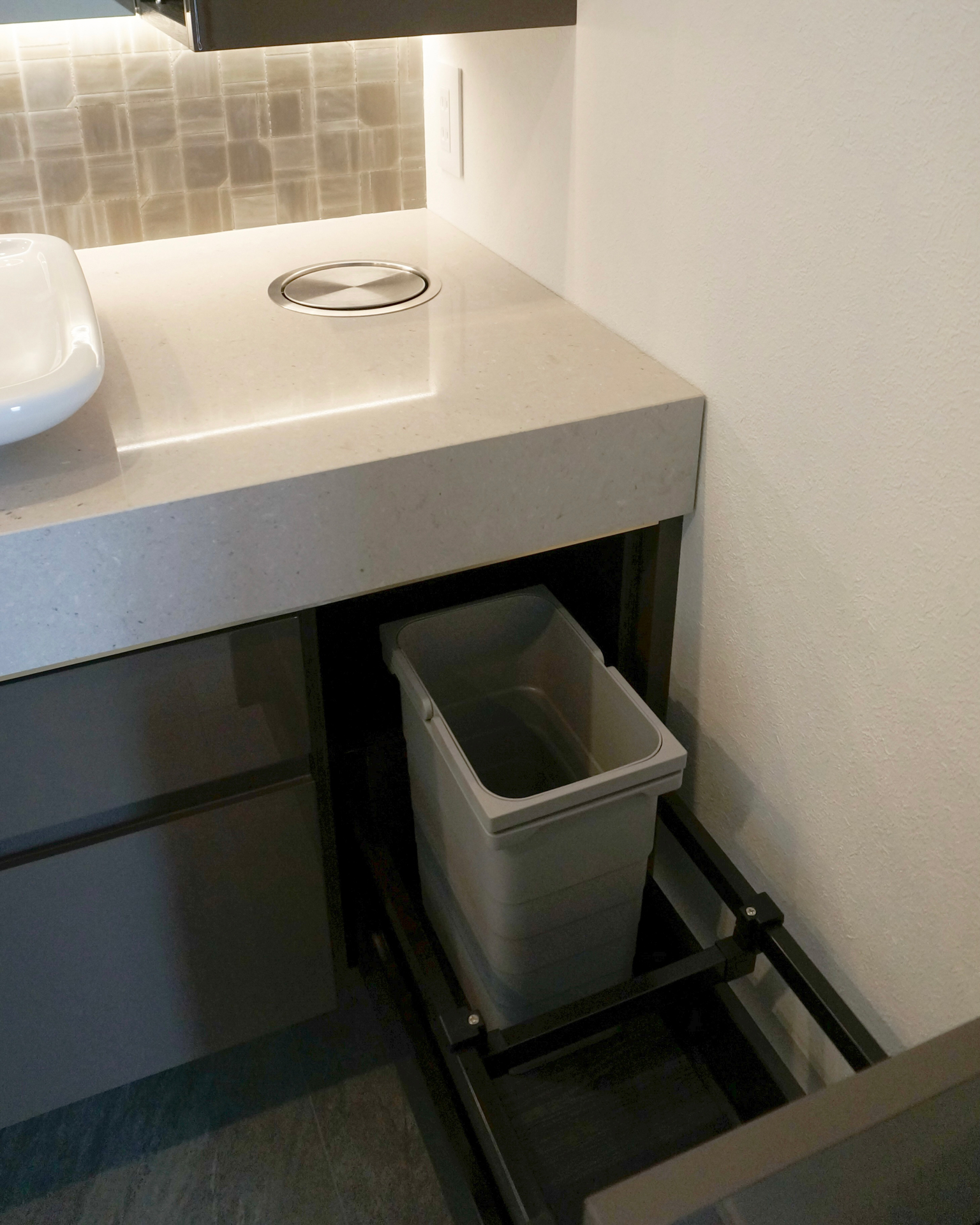 写真:ラグジュアリーでシックなパウダールーム