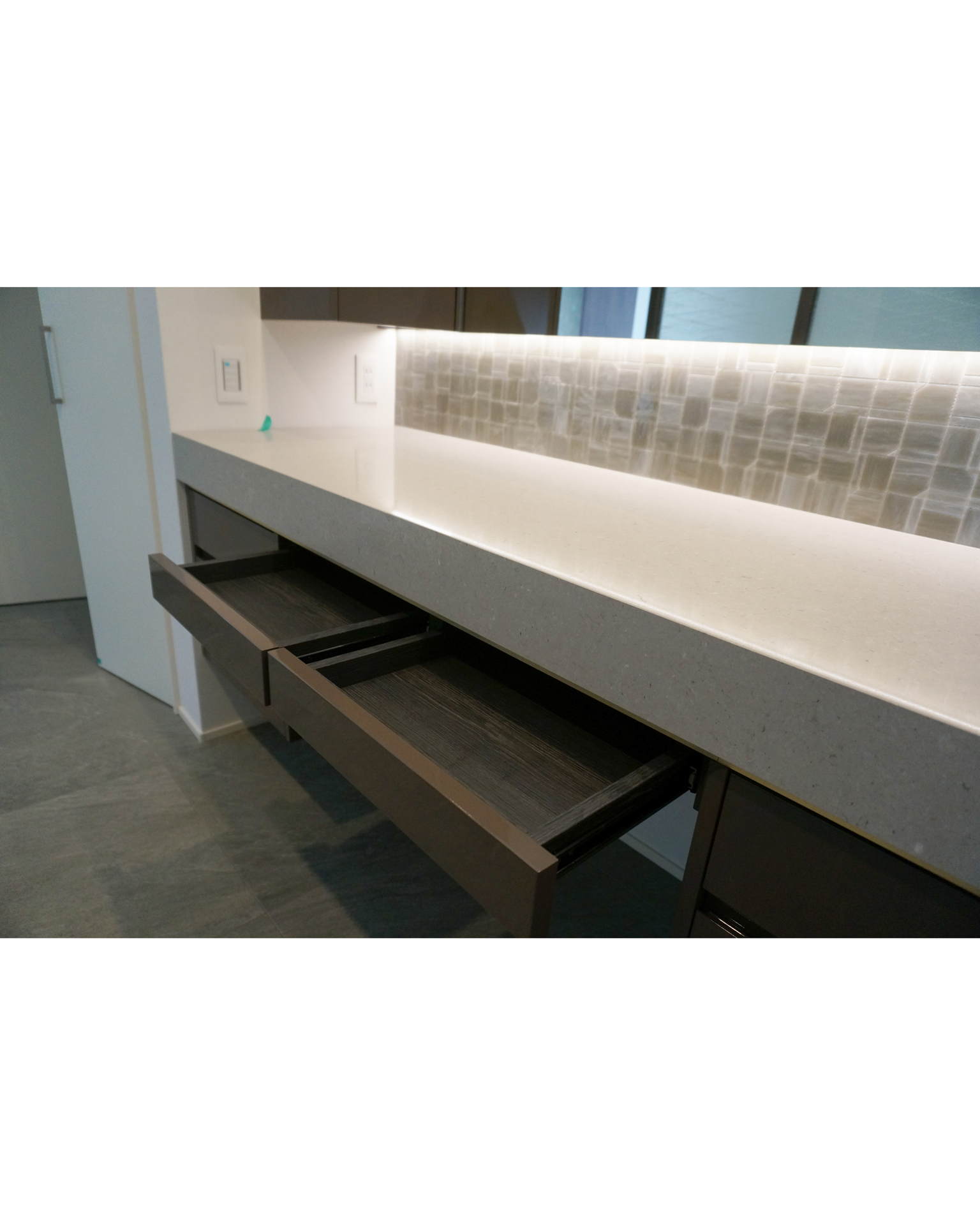 写真:ラグジュアリーでシックなパウダールーム