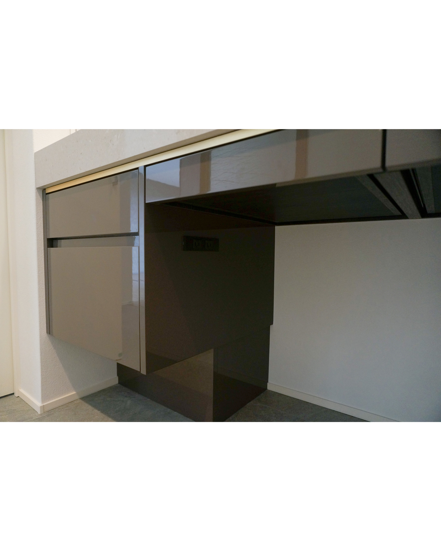 写真:ラグジュアリーでシックなパウダールーム