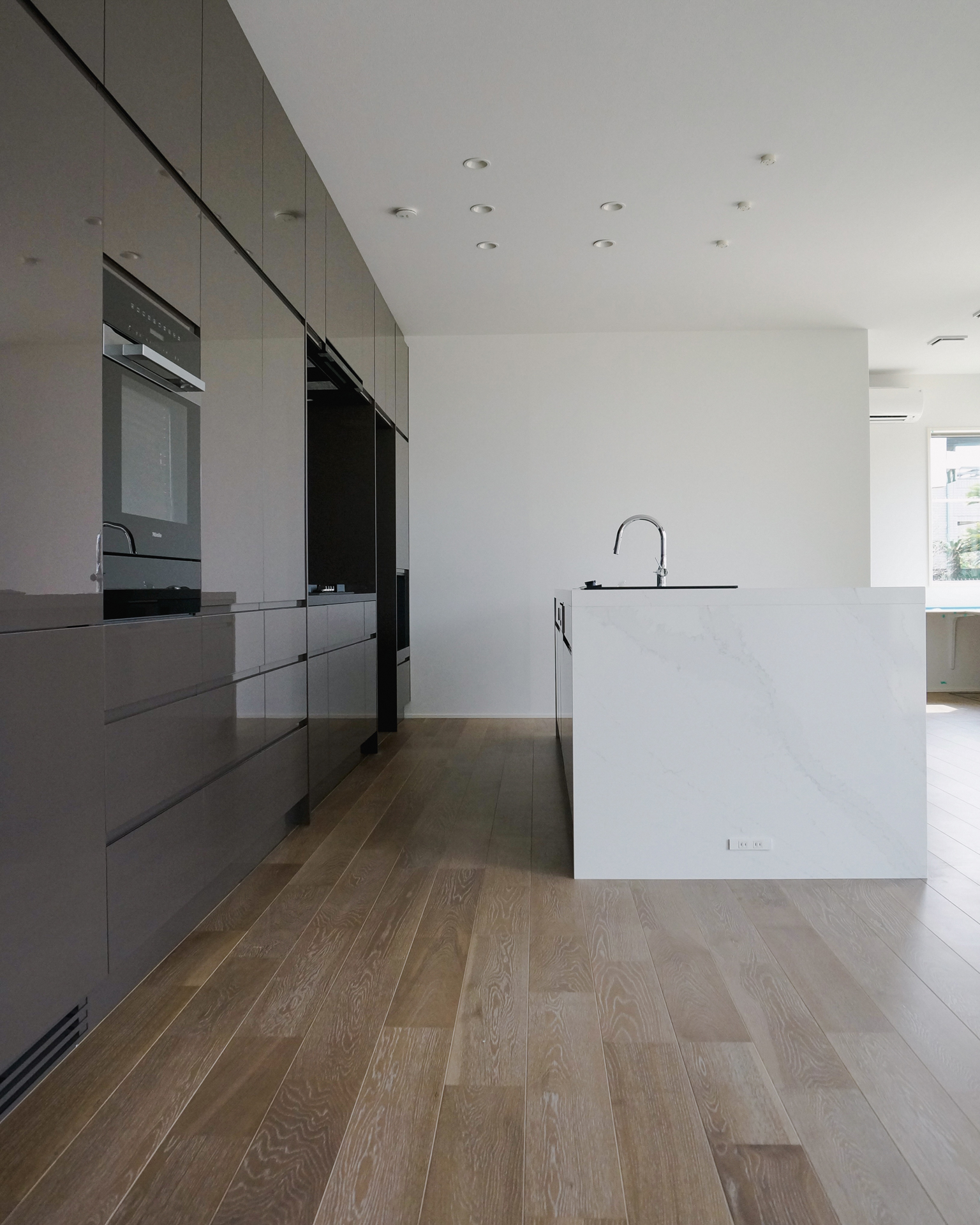 ダークカラーとホワイトの美しい対比