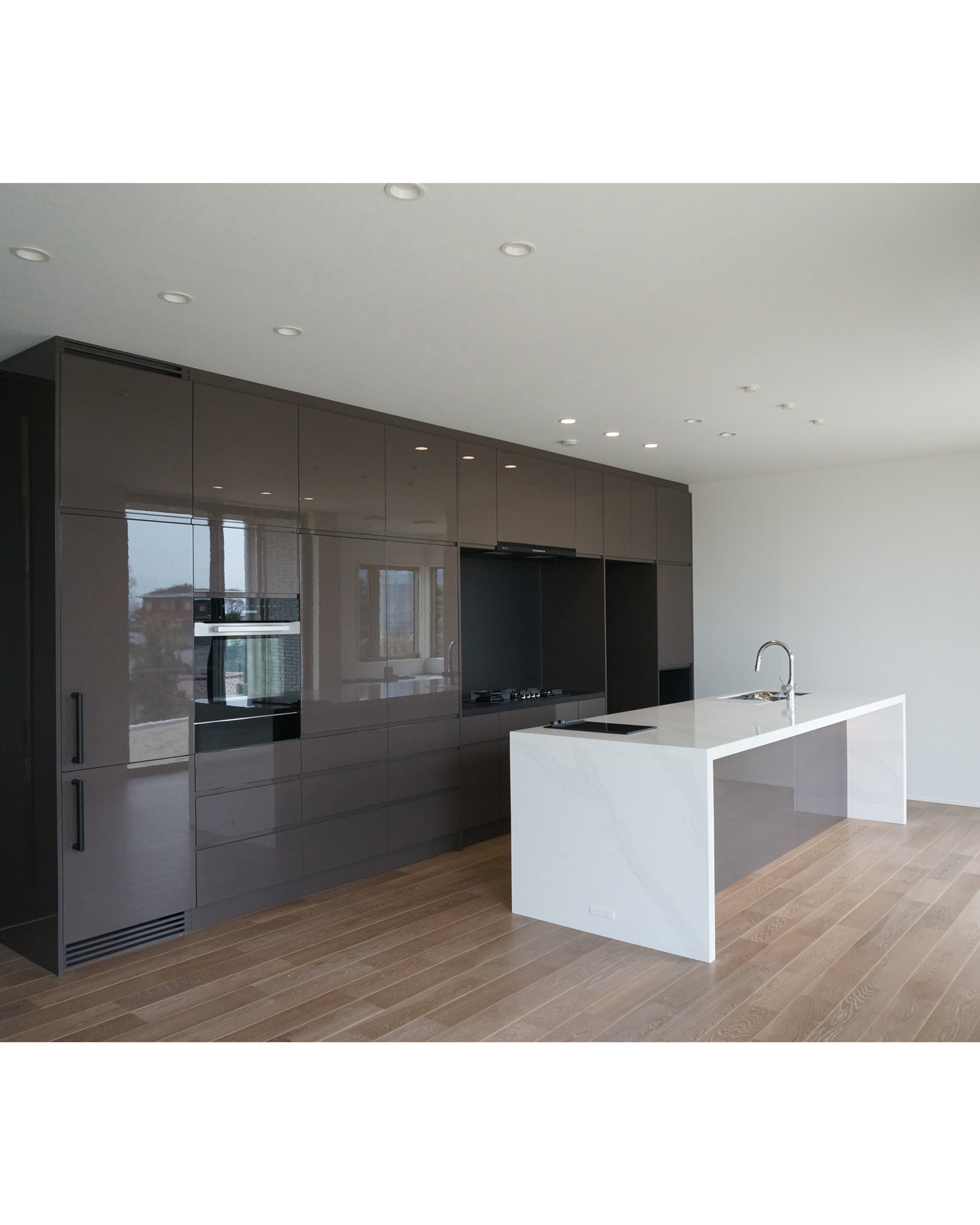 写真:ダークカラーとホワイトの美しい対比