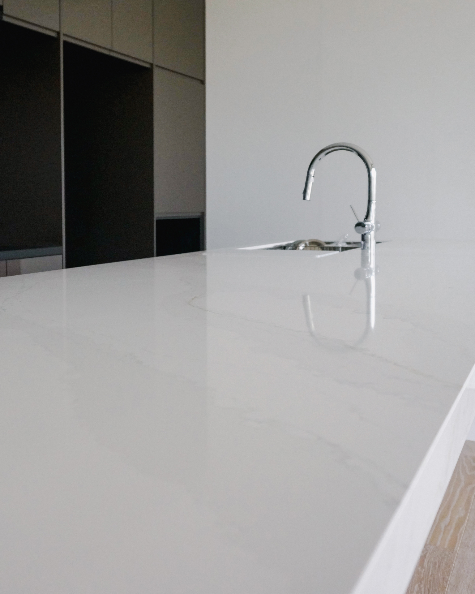 写真:ダークカラーとホワイトの美しい対比