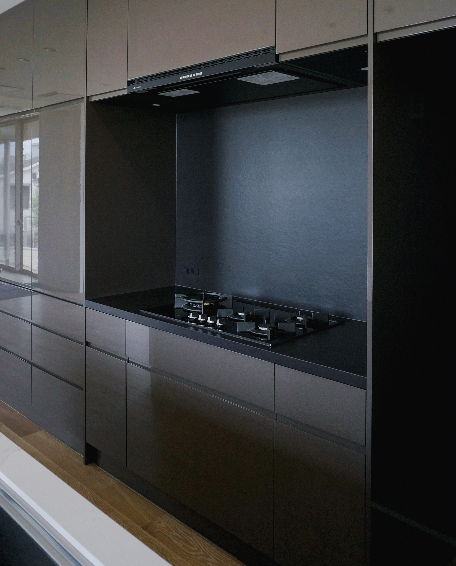 写真:ダークカラーとホワイトの美しい対比