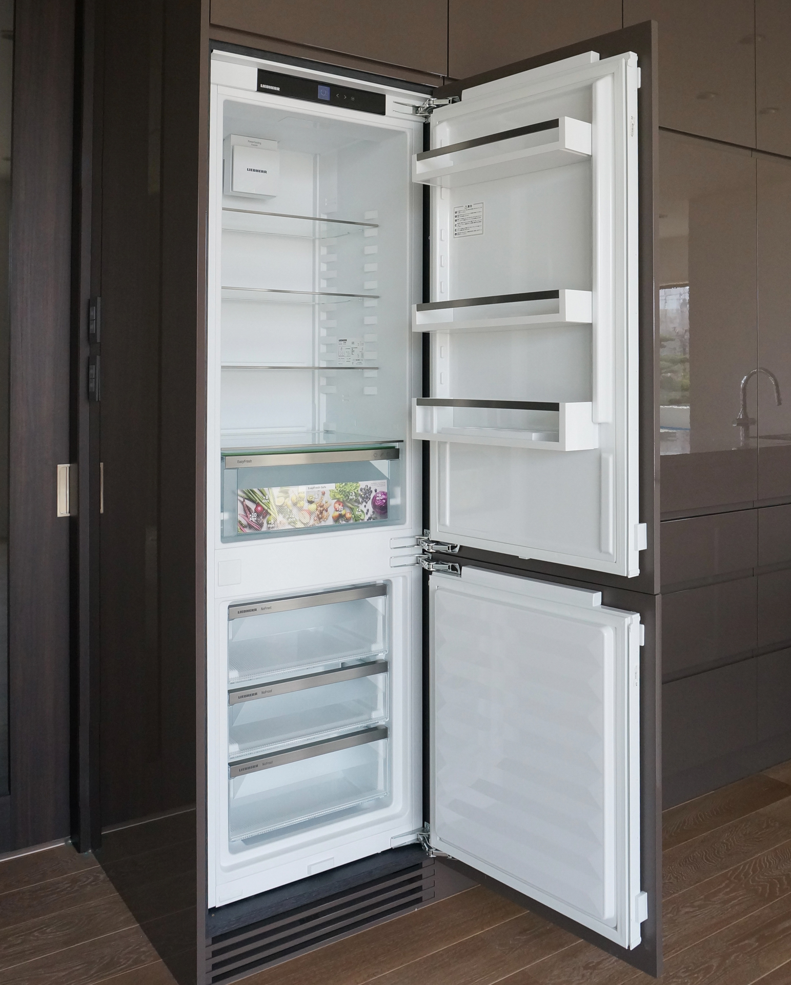 写真:ダークカラーとホワイトの美しい対比