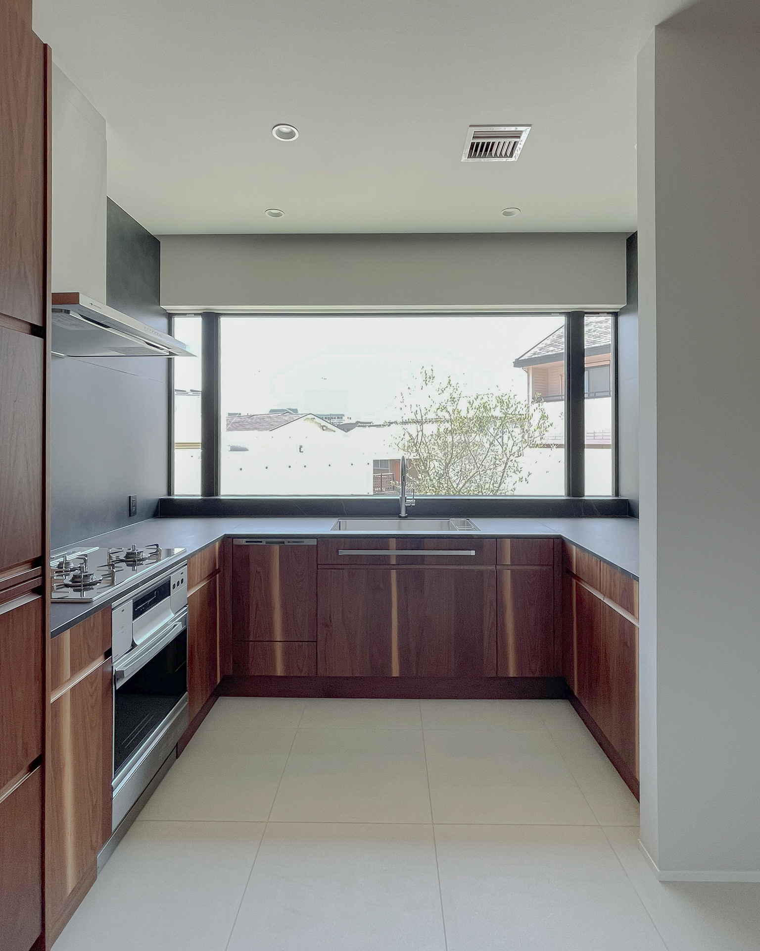 木目の表情豊かなコの字キッチン