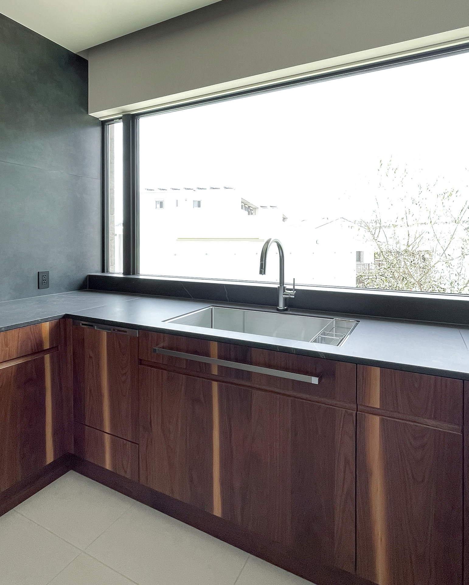 写真:木目の表情豊かなコの字キッチン