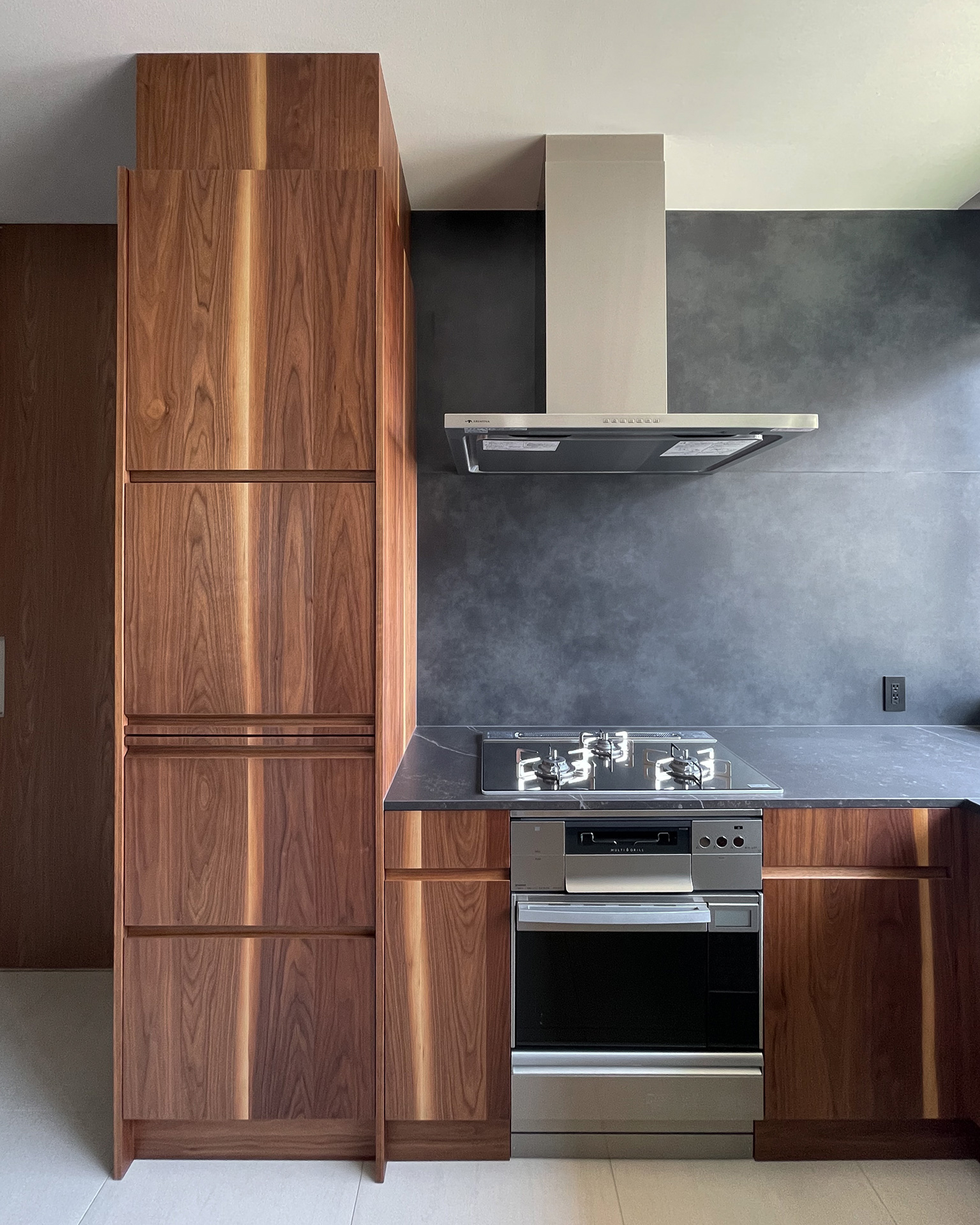 写真:木目の表情豊かなコの字キッチン