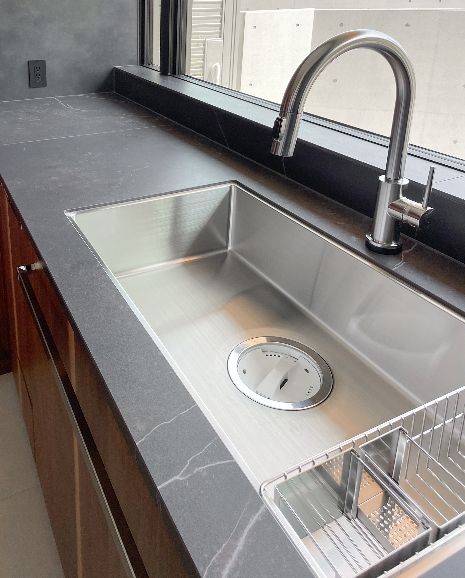 写真:木目の表情豊かなコの字キッチン