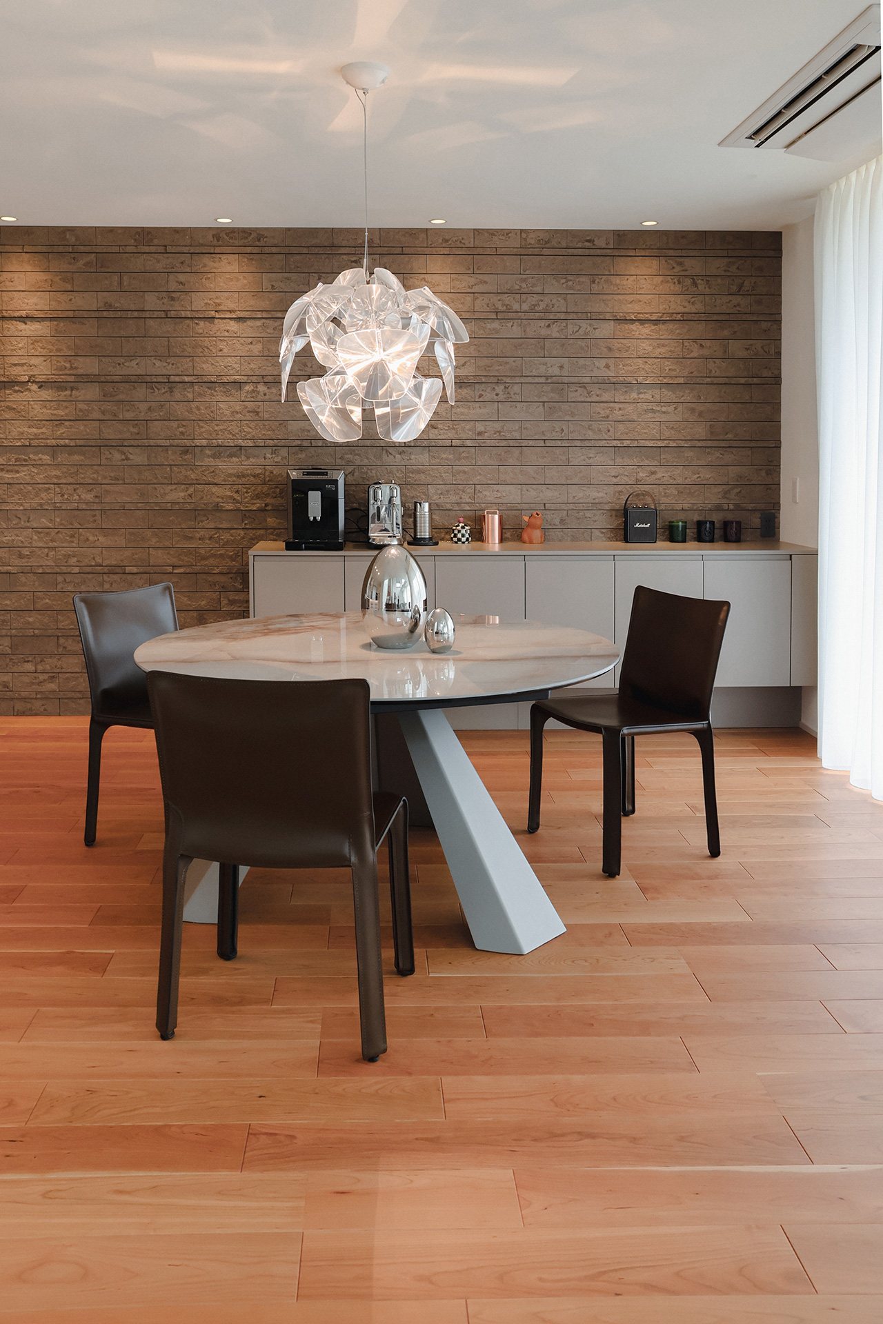 空間に調和する美しいダイニングボード