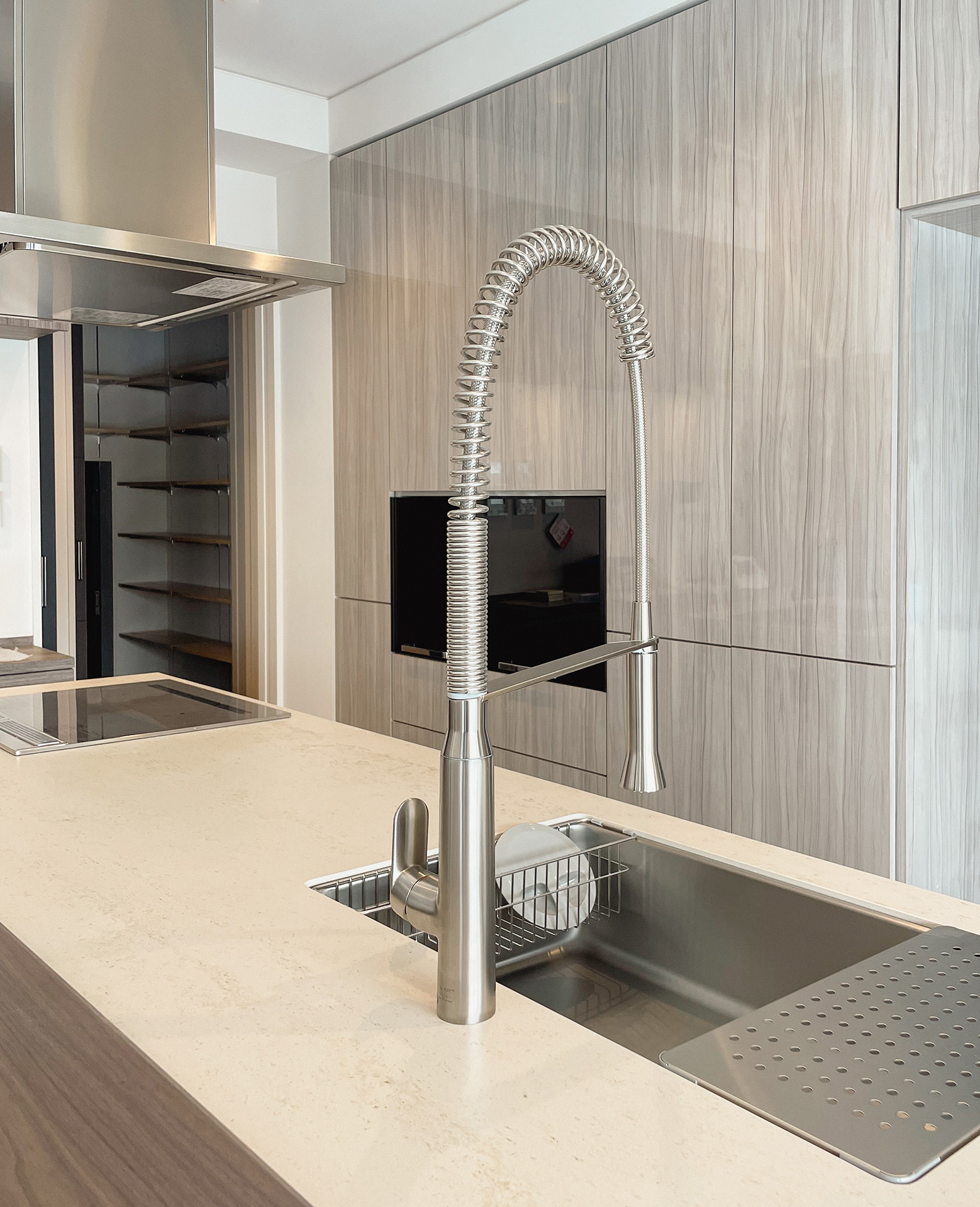 写真：柔らかさと上質さを感じるキッチン