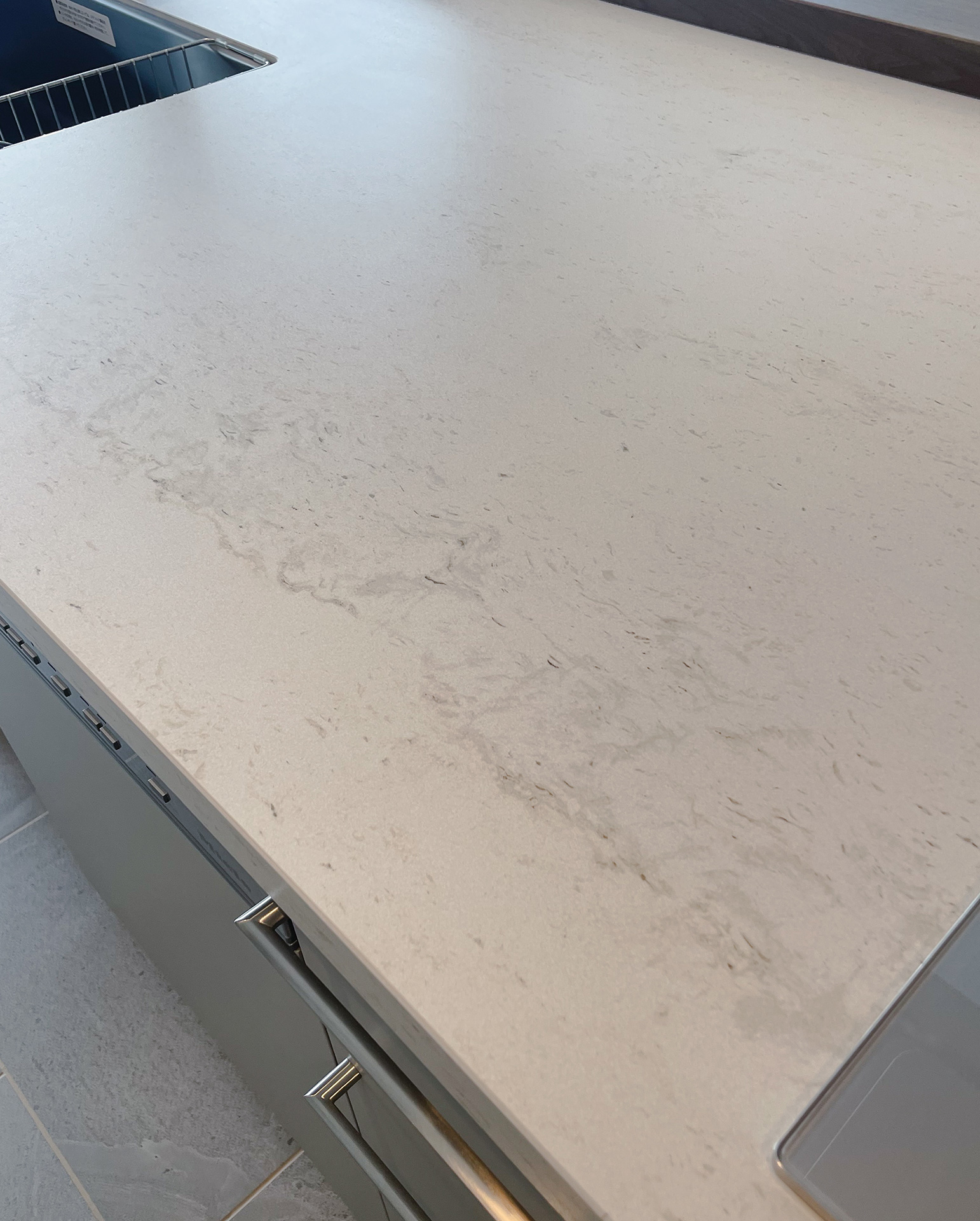 写真：柔らかさと上質さを感じるキッチン