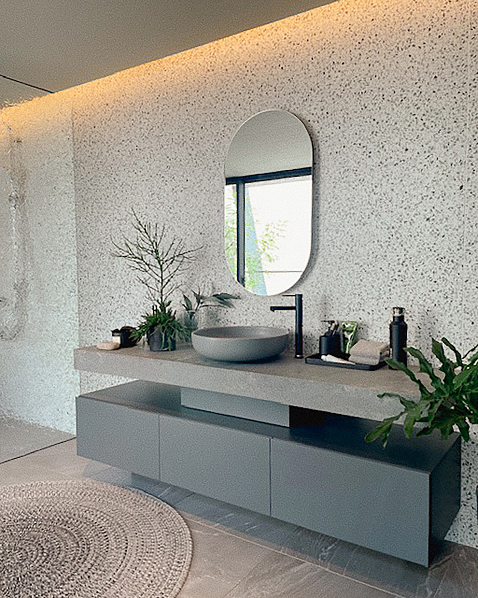 写真：浮遊感を感じるボタニカルな空間