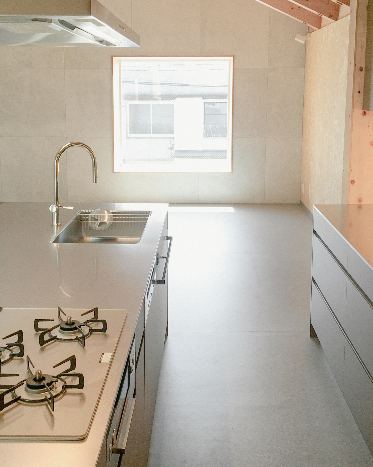 写真:ステンレスとアッシュのこだわりキッチン