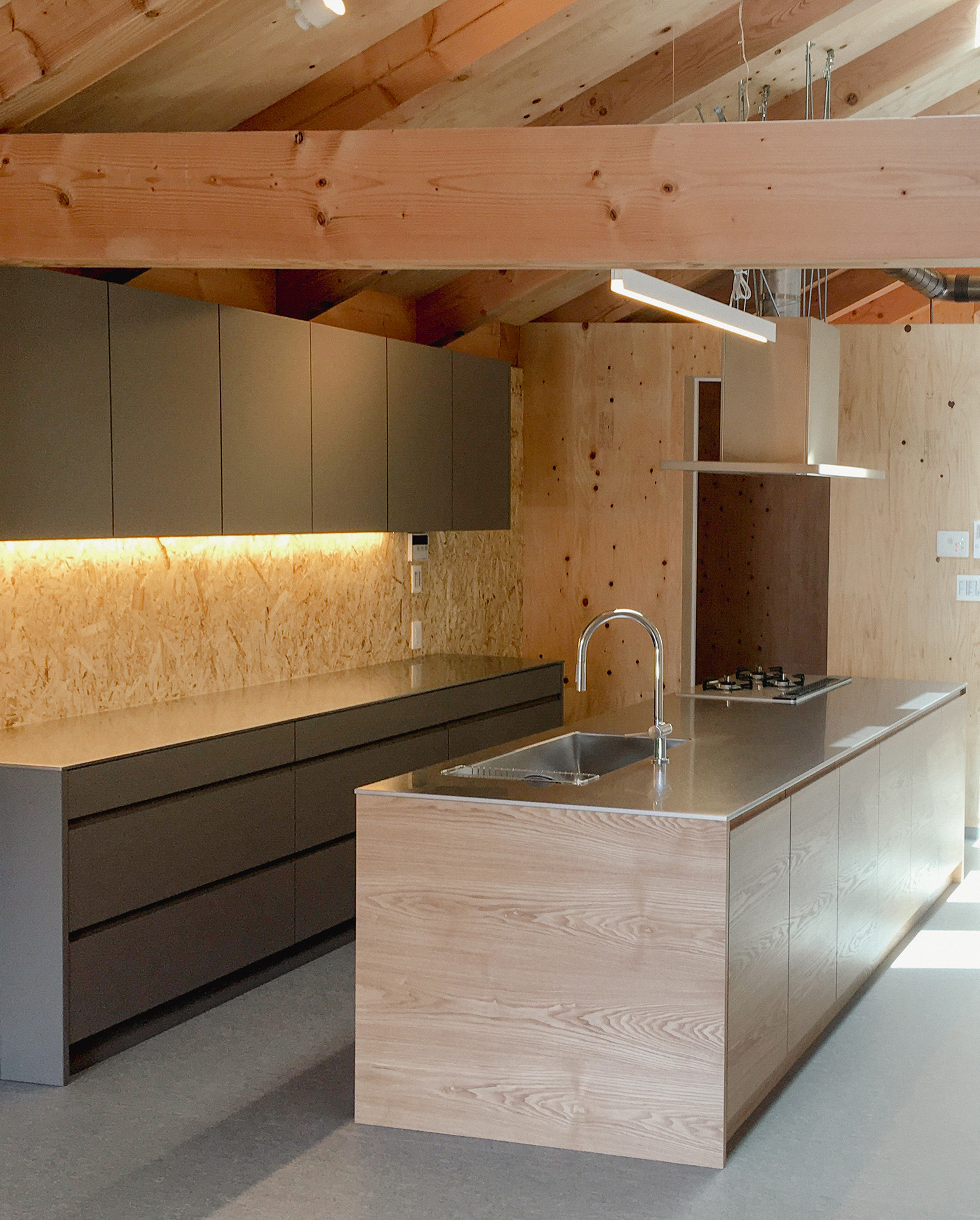 ステンレスとアッシュのこだわりキッチン