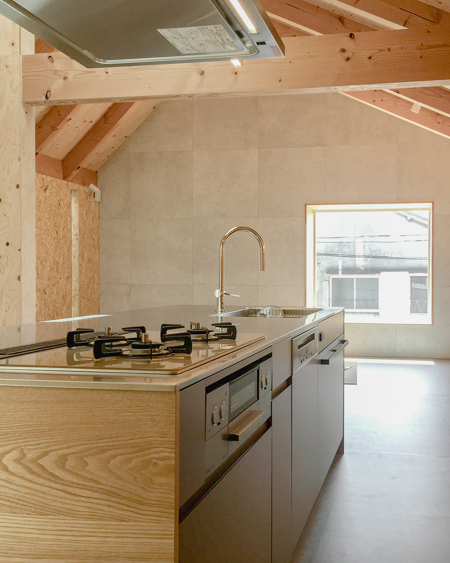 写真:ステンレスとアッシュのこだわりキッチン