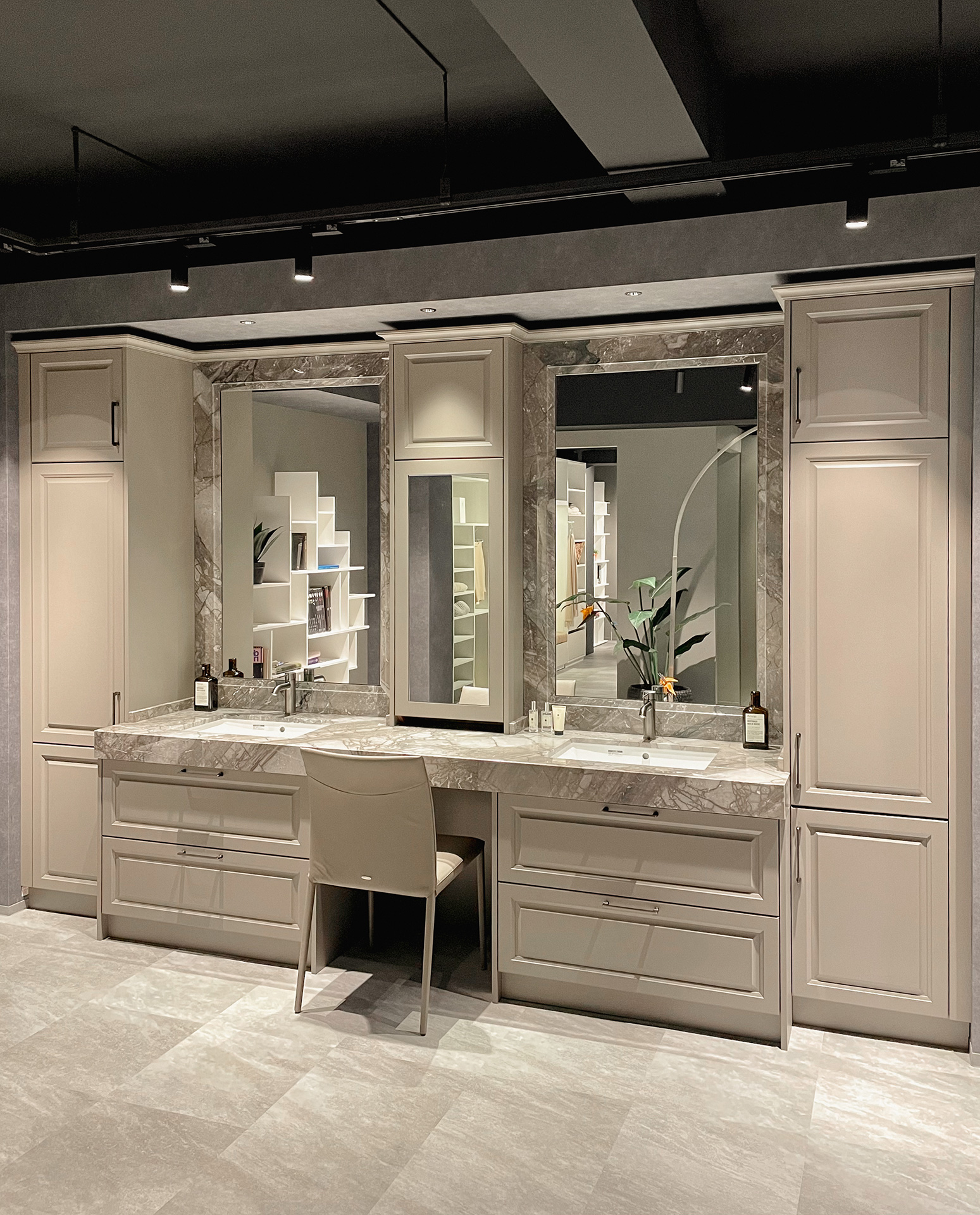 大理石が主役のラグジュアリー洗面